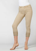 Pantalón de mujer slim fit con bordados étnicos en los bajos