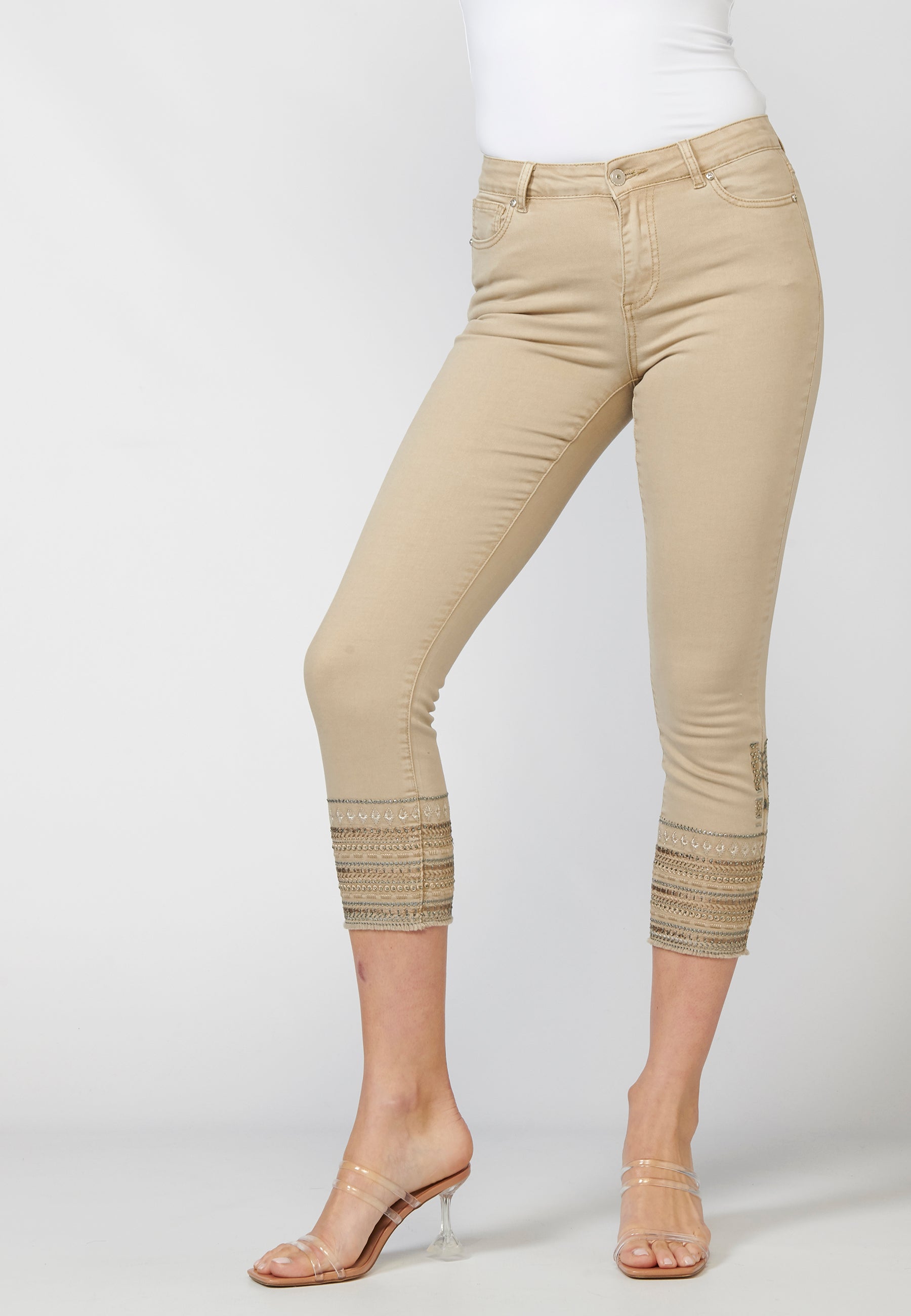 Pantalón de mujer slim fit con bordados étnicos en los bajos