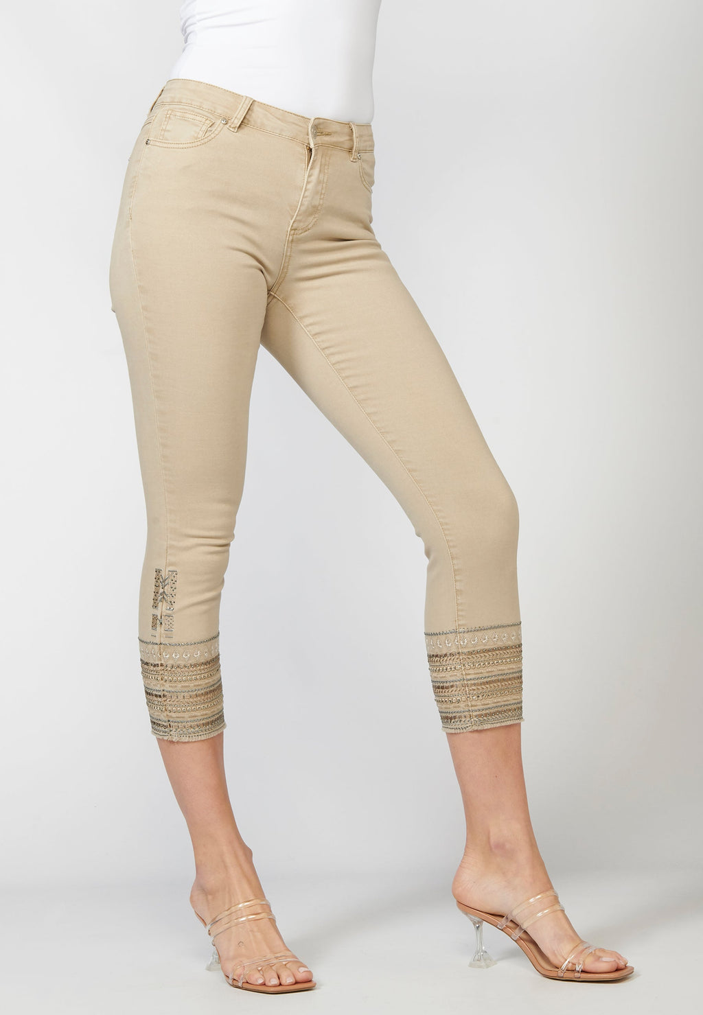 Pantalón de mujer slim fit con bordados étnicos en los bajos