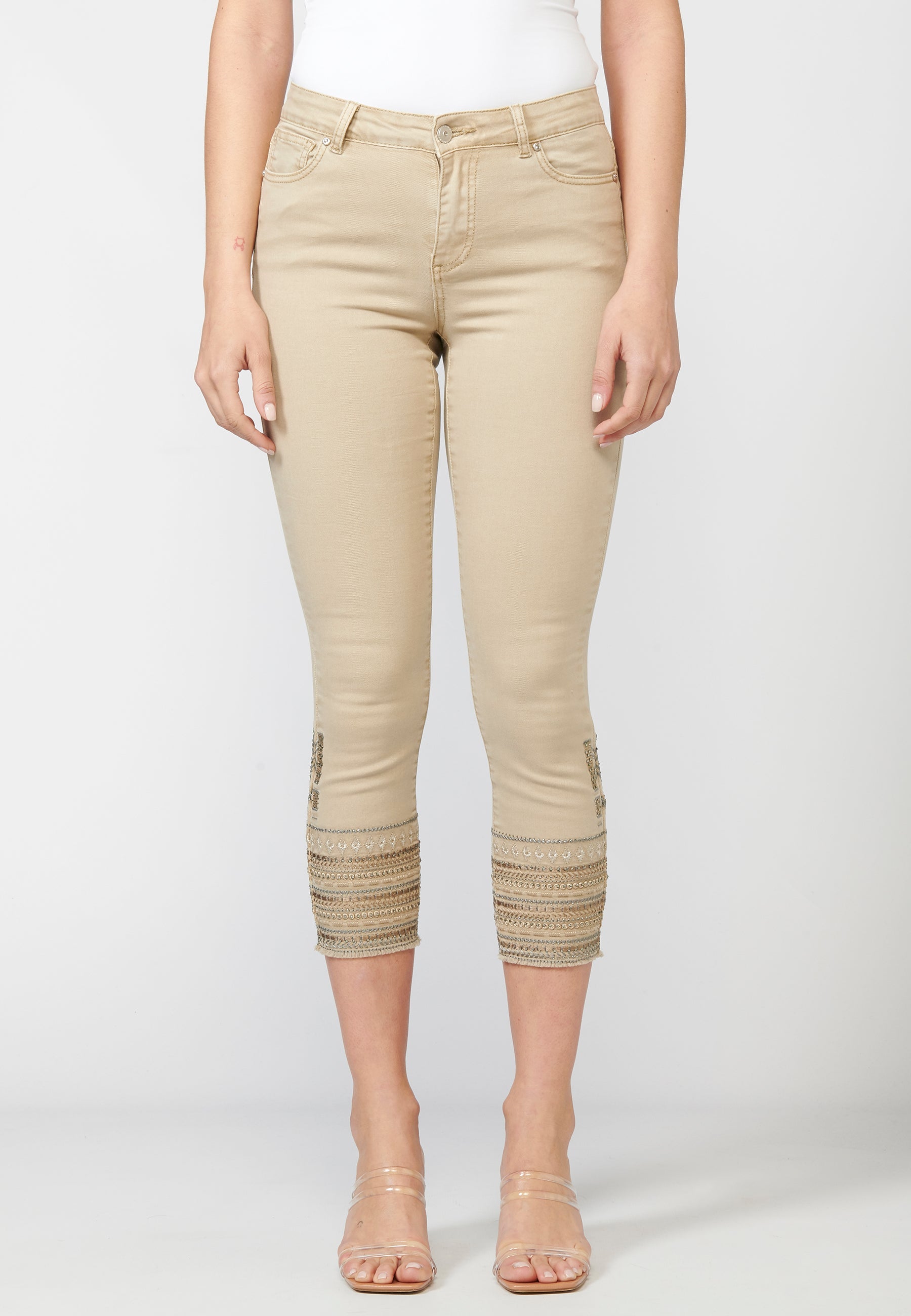 Pantalón de mujer slim fit con bordados étnicos en los bajos