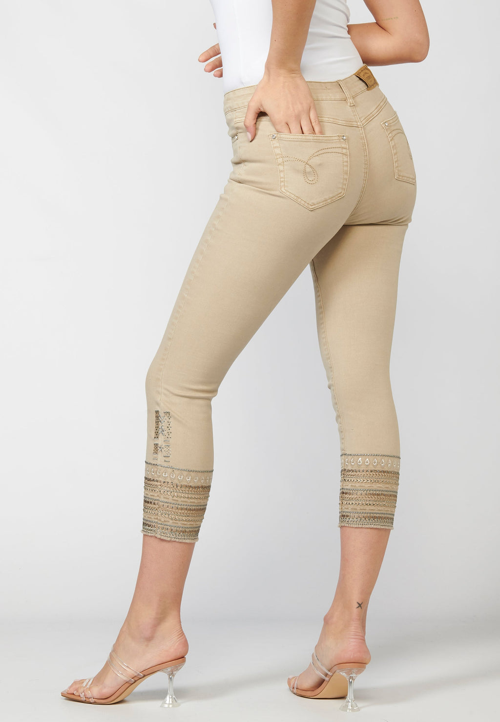 Pantalón de mujer slim fit con bordados étnicos en los bajos