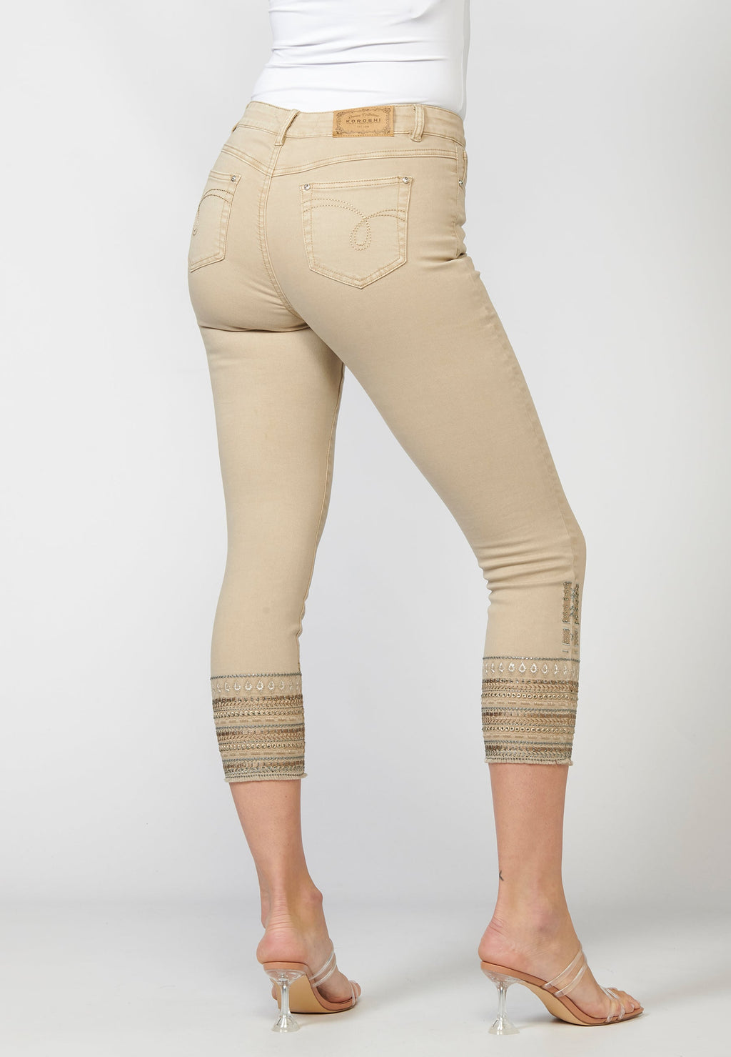 Pantalón de mujer slim fit con bordados étnicos en los bajos