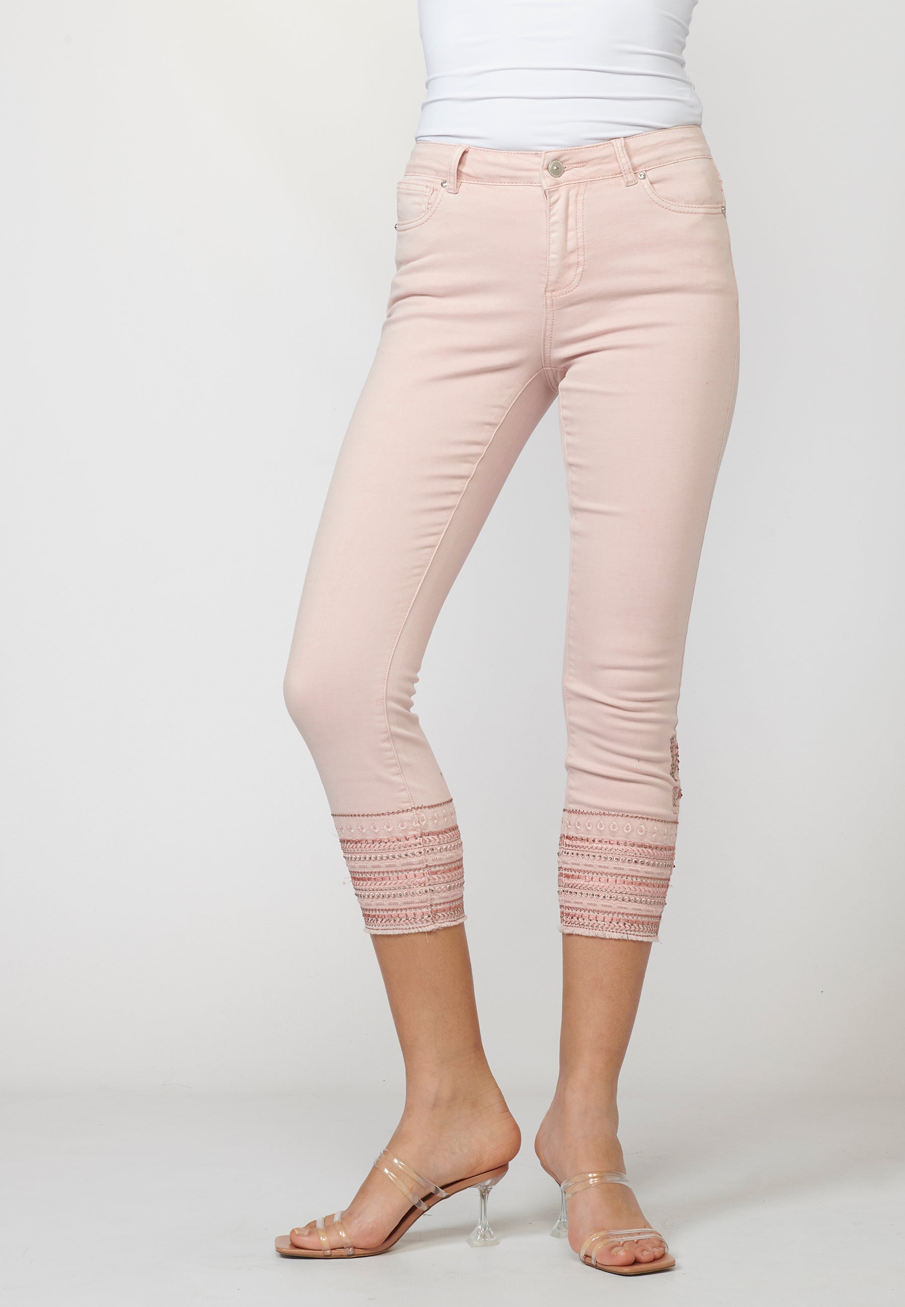 Pantalón de mujer slim fit con bordados étnicos en los bajos