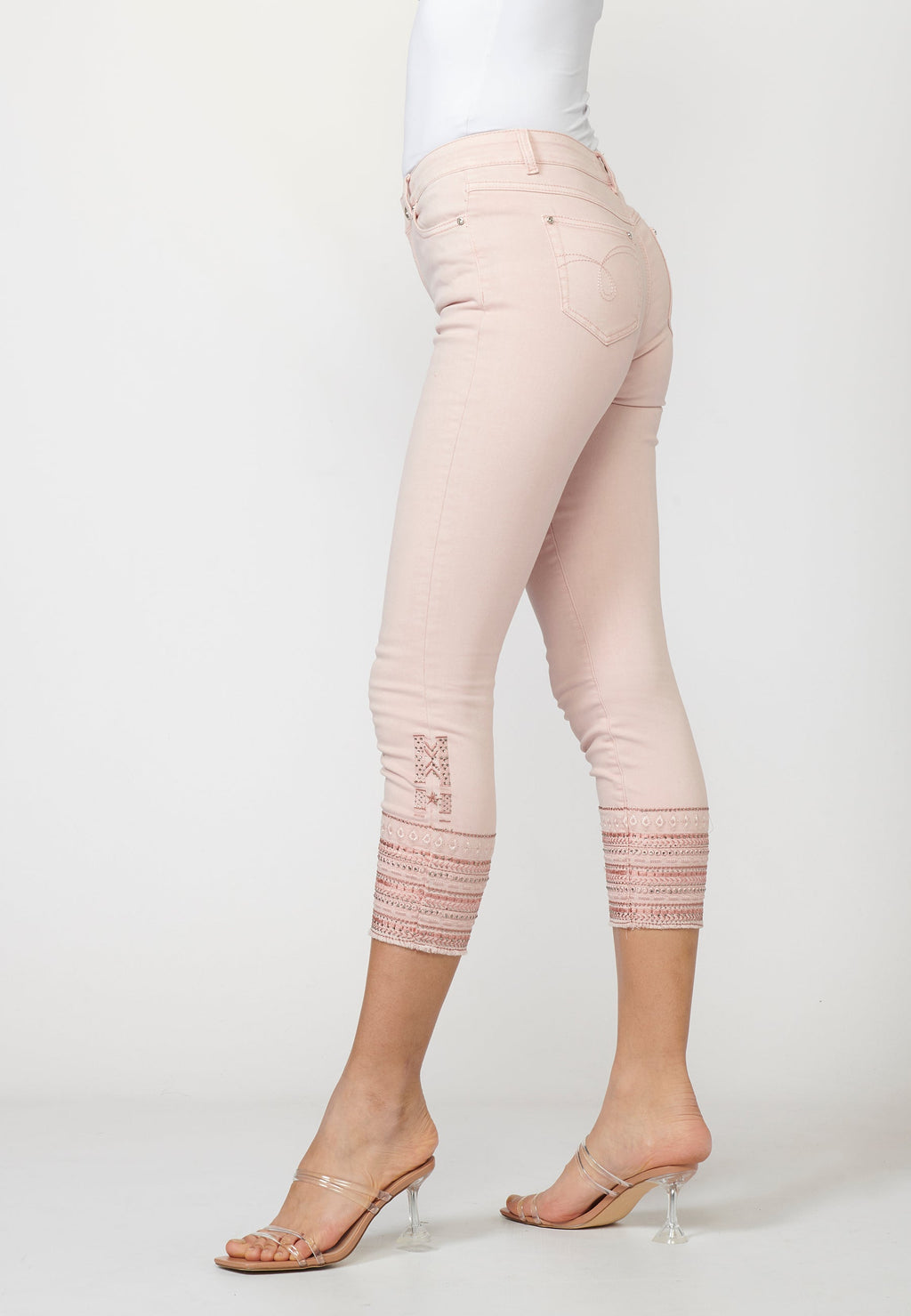 Pantalón de mujer slim fit con bordados étnicos en los bajos