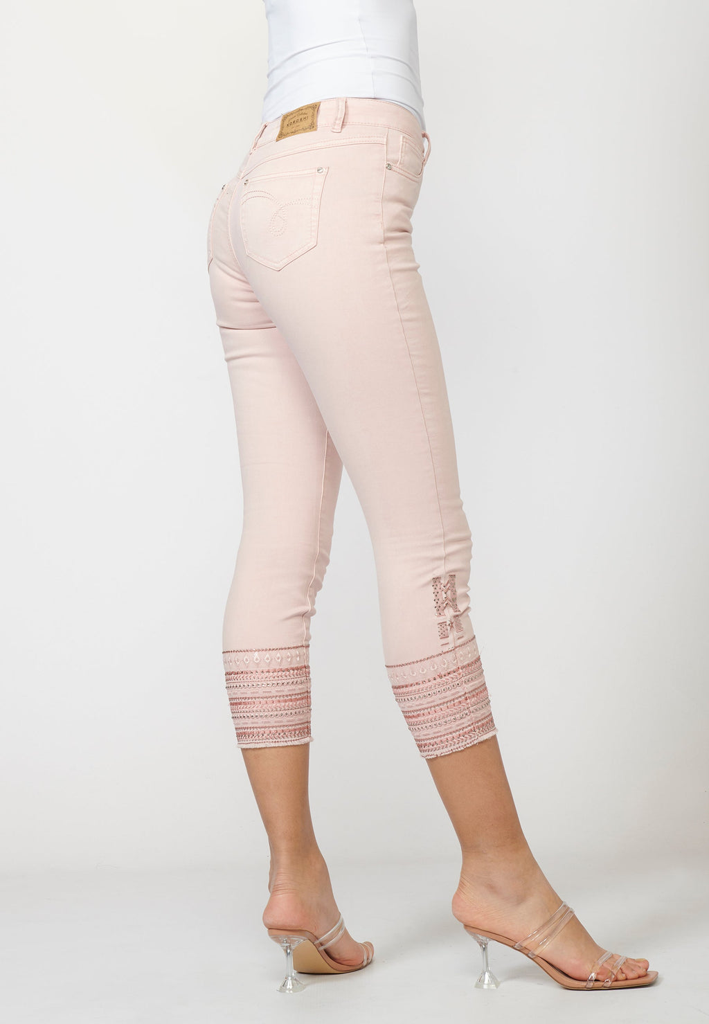 Pantalón de mujer slim fit con bordados étnicos en los bajos