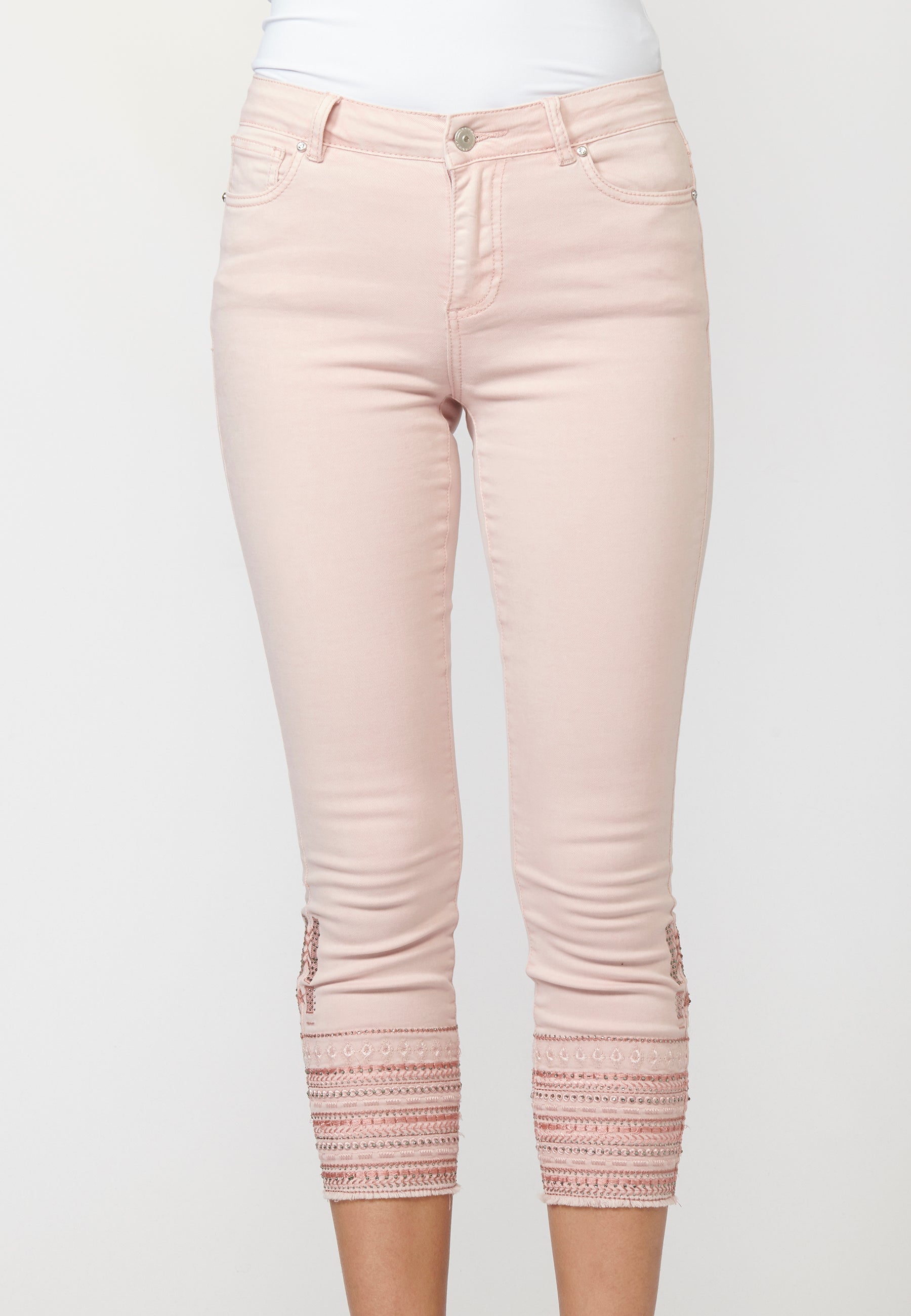 Pantalón de mujer slim fit con bordados étnicos en los bajos