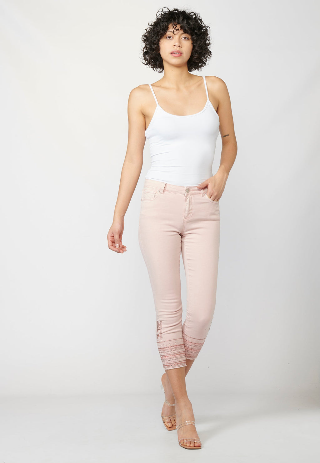 Pantalón de mujer slim fit con bordados étnicos en los bajos