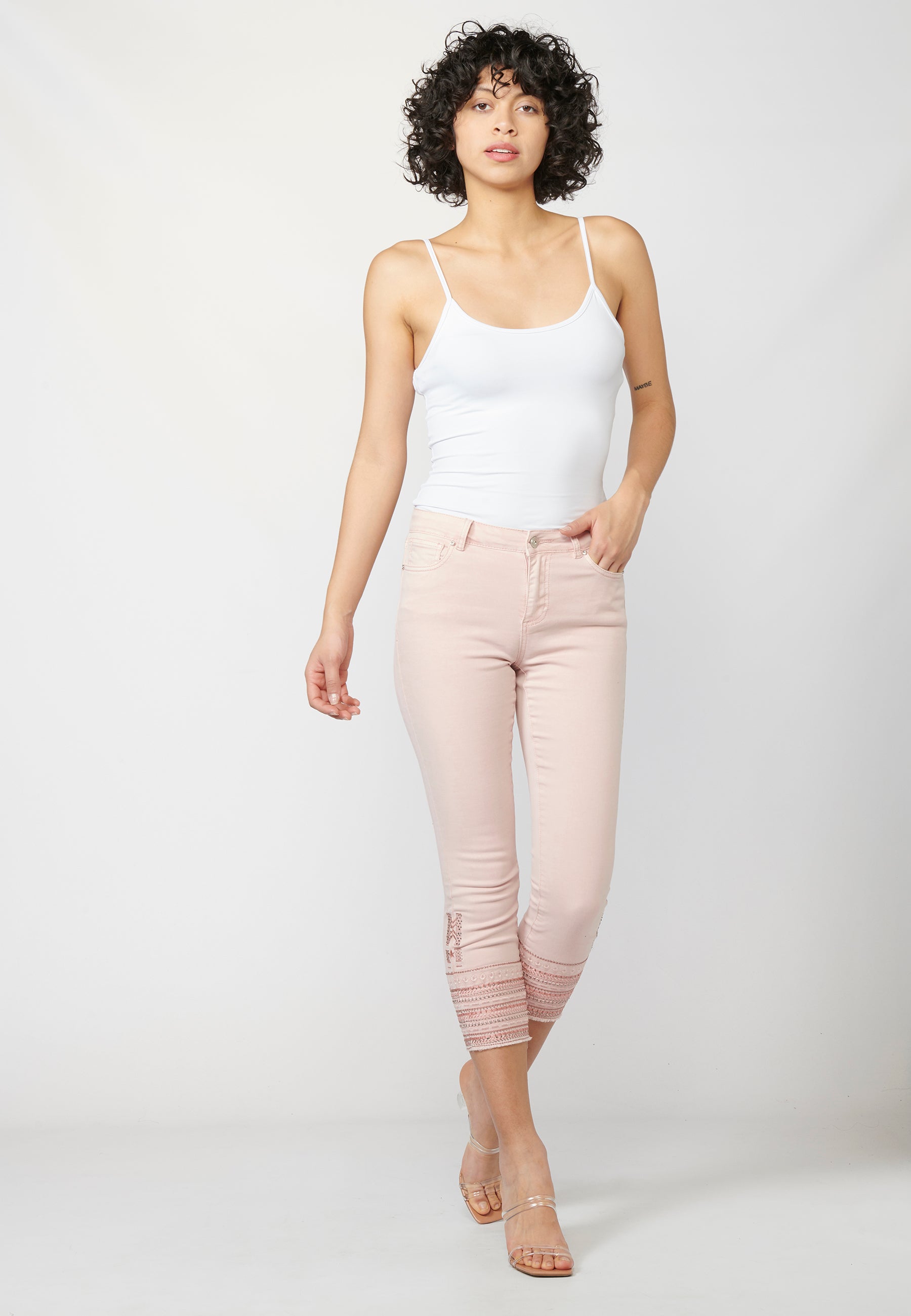 Pantalón de mujer slim fit con bordados étnicos en los bajos
