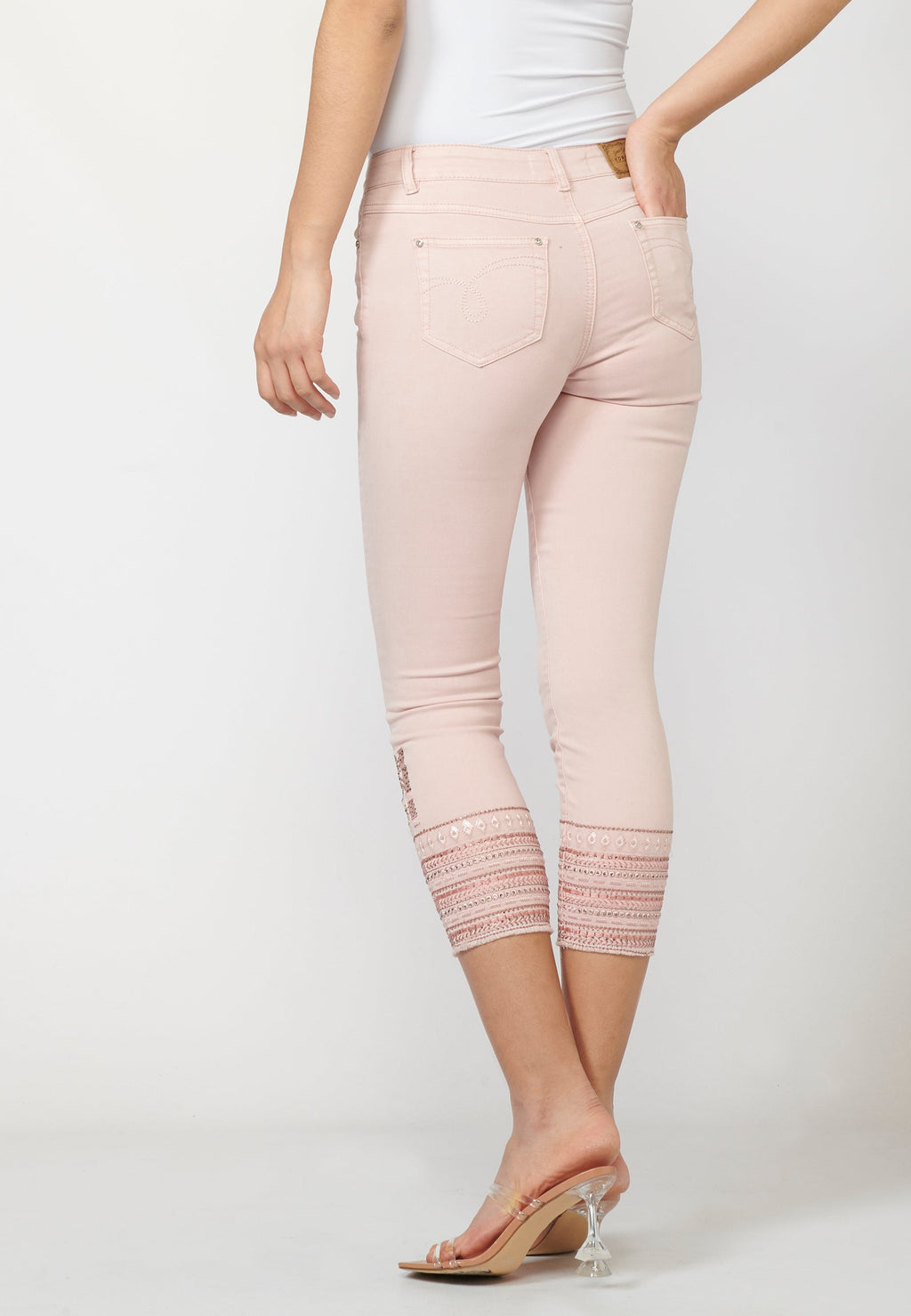 Pantalón de mujer slim fit con bordados étnicos en los bajos