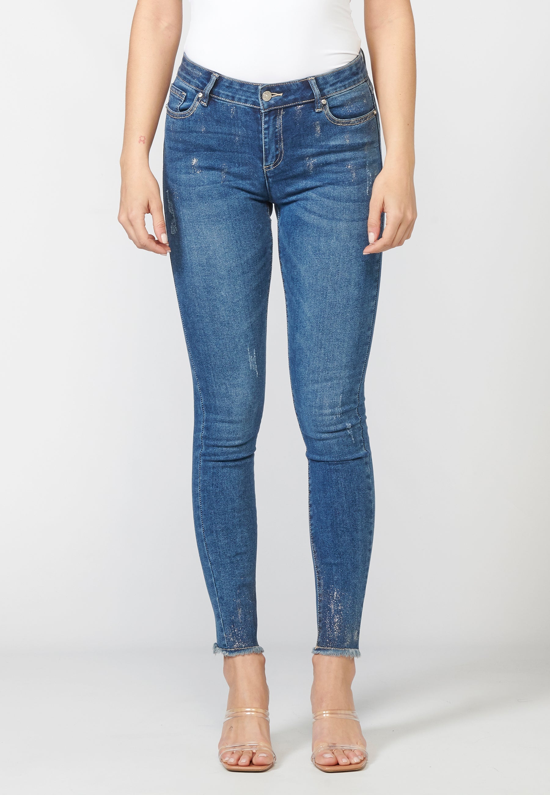 Pantalón largo straigth de mujer elástico con detalles brillantes y cadena desmontable