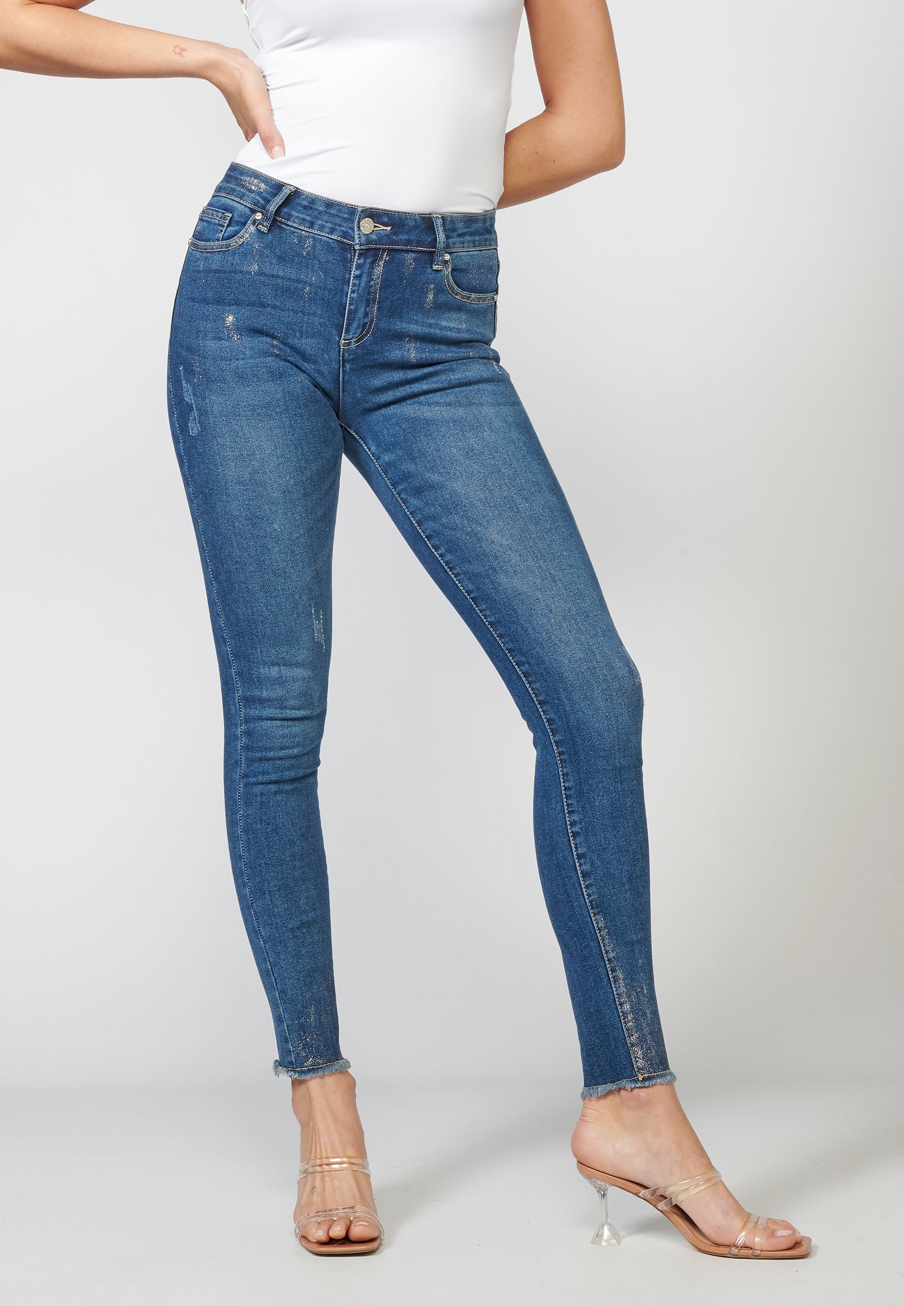 Pantalón largo straigth de mujer elástico con detalles brillantes y cadena desmontable