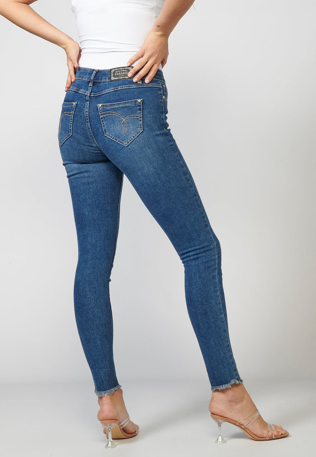 Pantalón largo straigth de mujer elástico con detalles brillantes y cadena desmontable