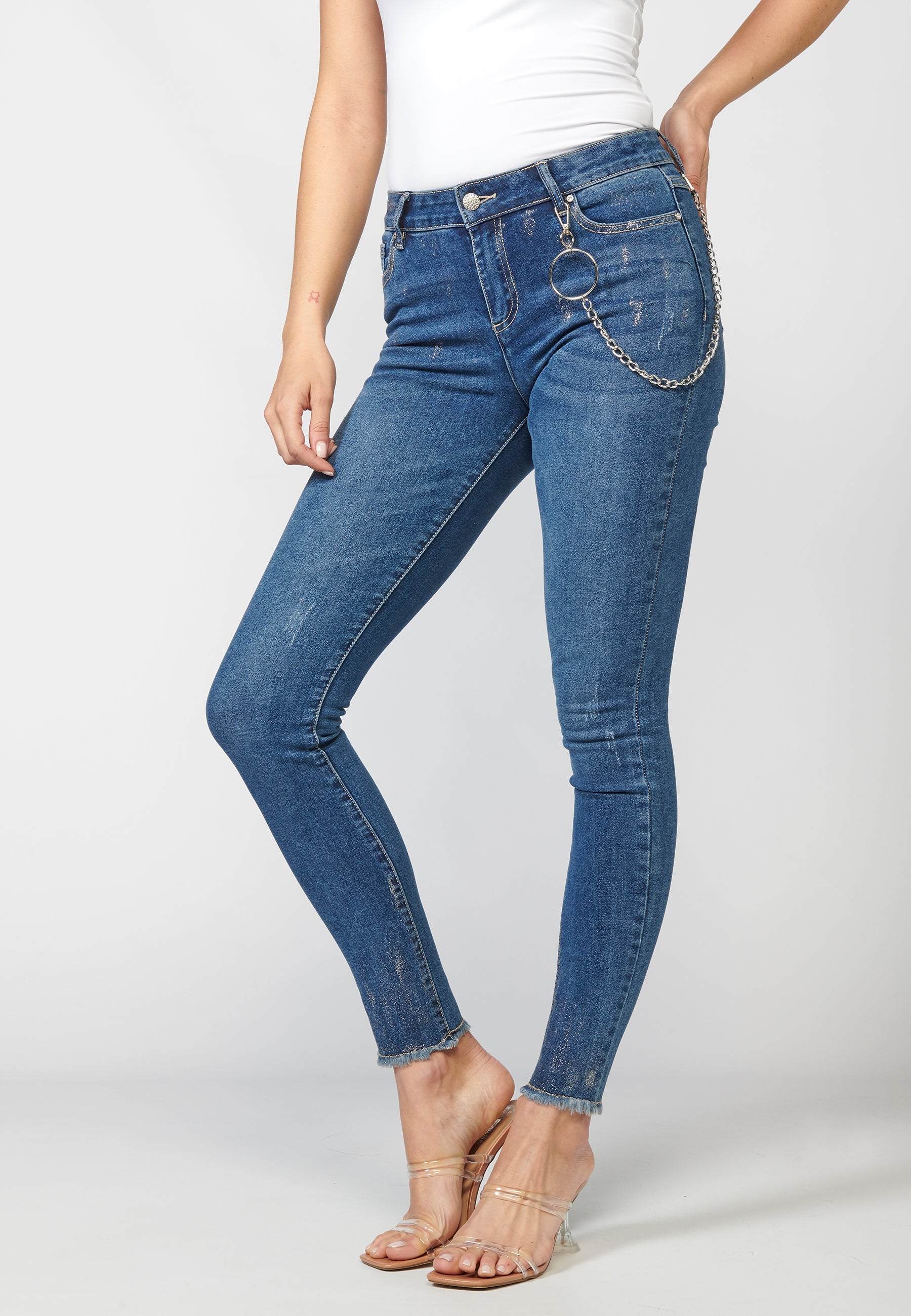Pantalón largo straigth de mujer elástico con detalles brillantes y cadena desmontable