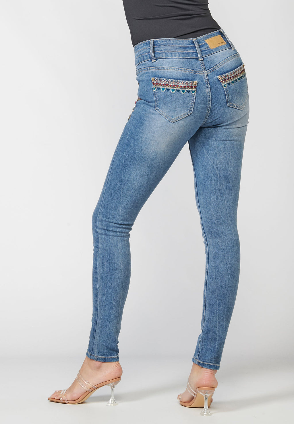 Pantalón largo straigth elástico mujer con fajín y detalles bordados étnicos en bolsillos