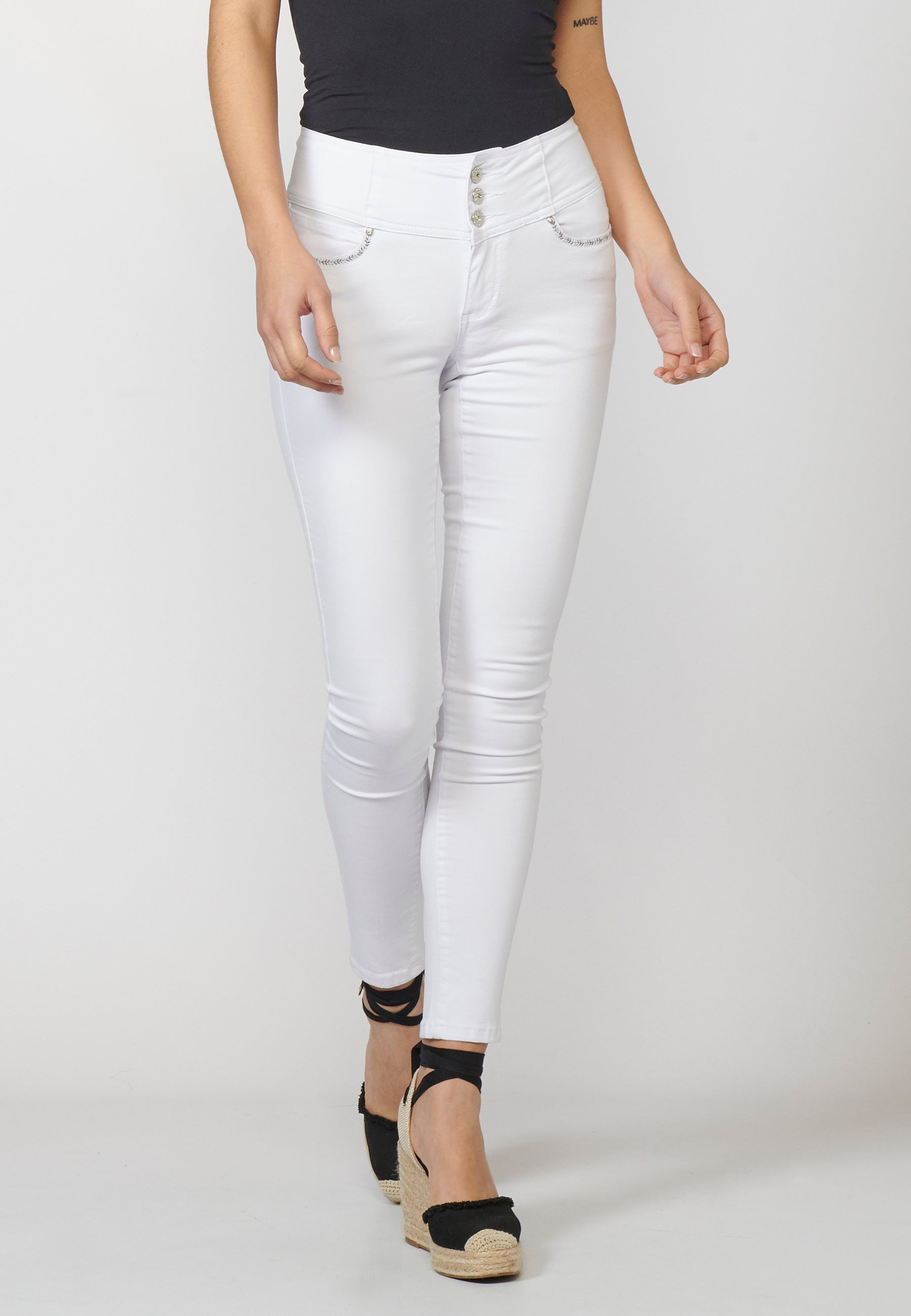 Pantalón de mujer slim fit con detalles bordados en bolsillos y sarga elástica
