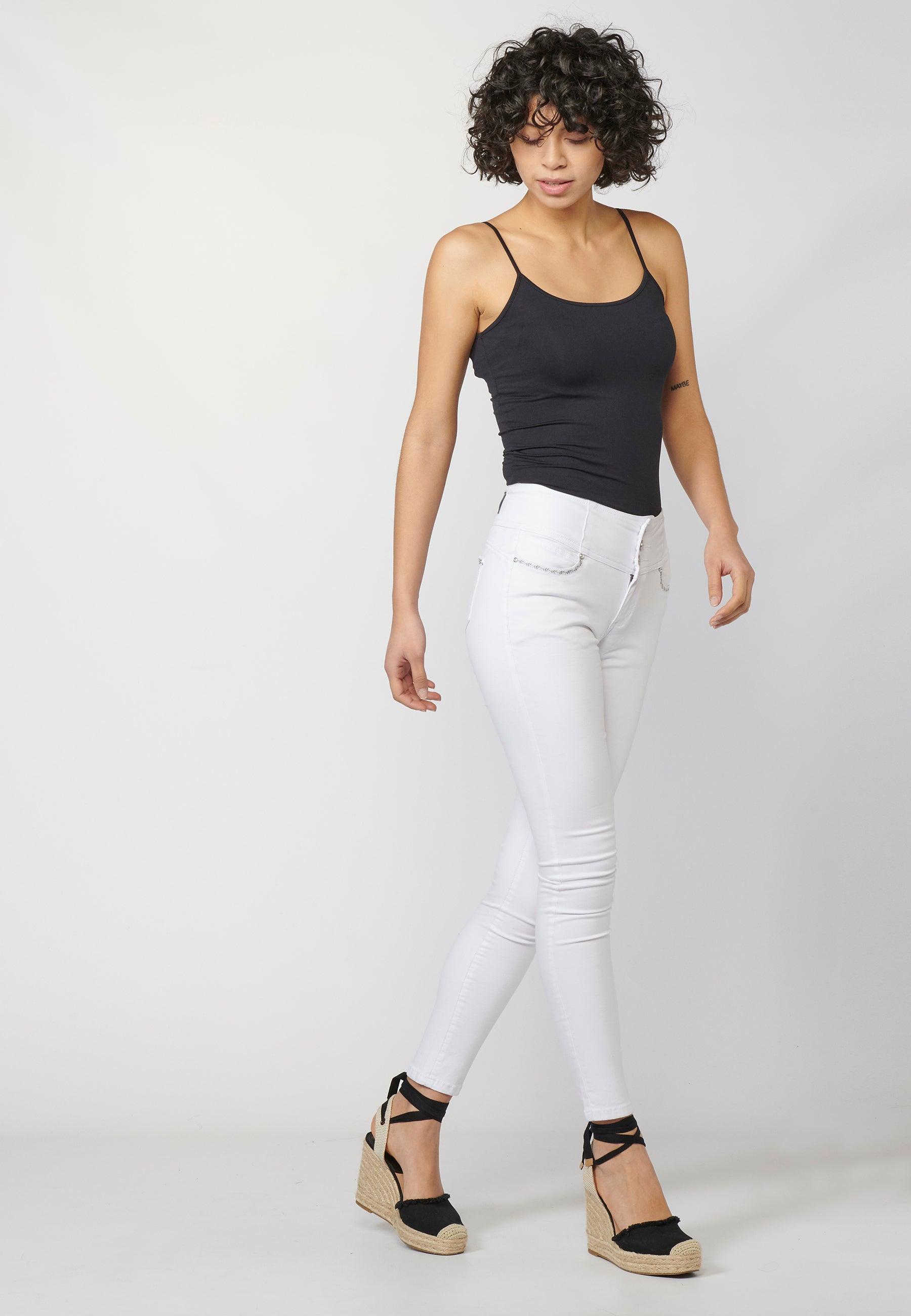 Pantalón de mujer slim fit con detalles bordados en bolsillos y sarga elástica