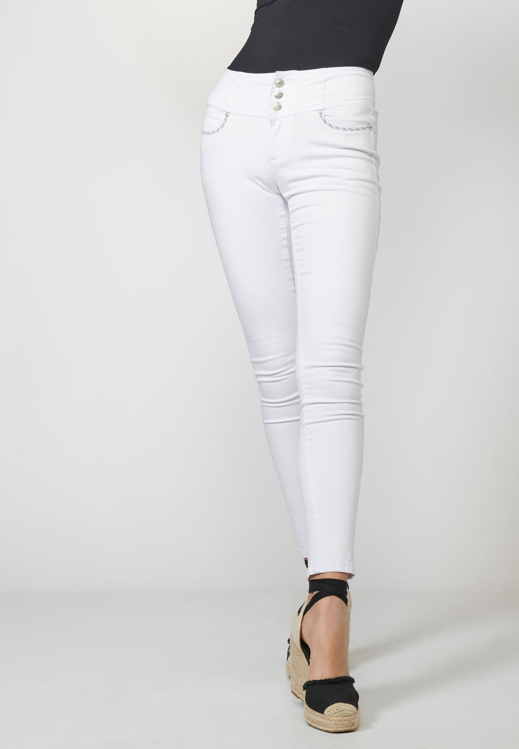 Pantalón de mujer slim fit con detalles bordados en bolsillos y sarga elástica