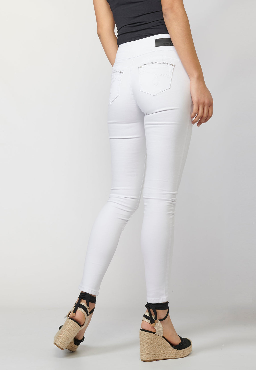 Pantalón de mujer slim fit con detalles bordados en bolsillos y sarga elástica