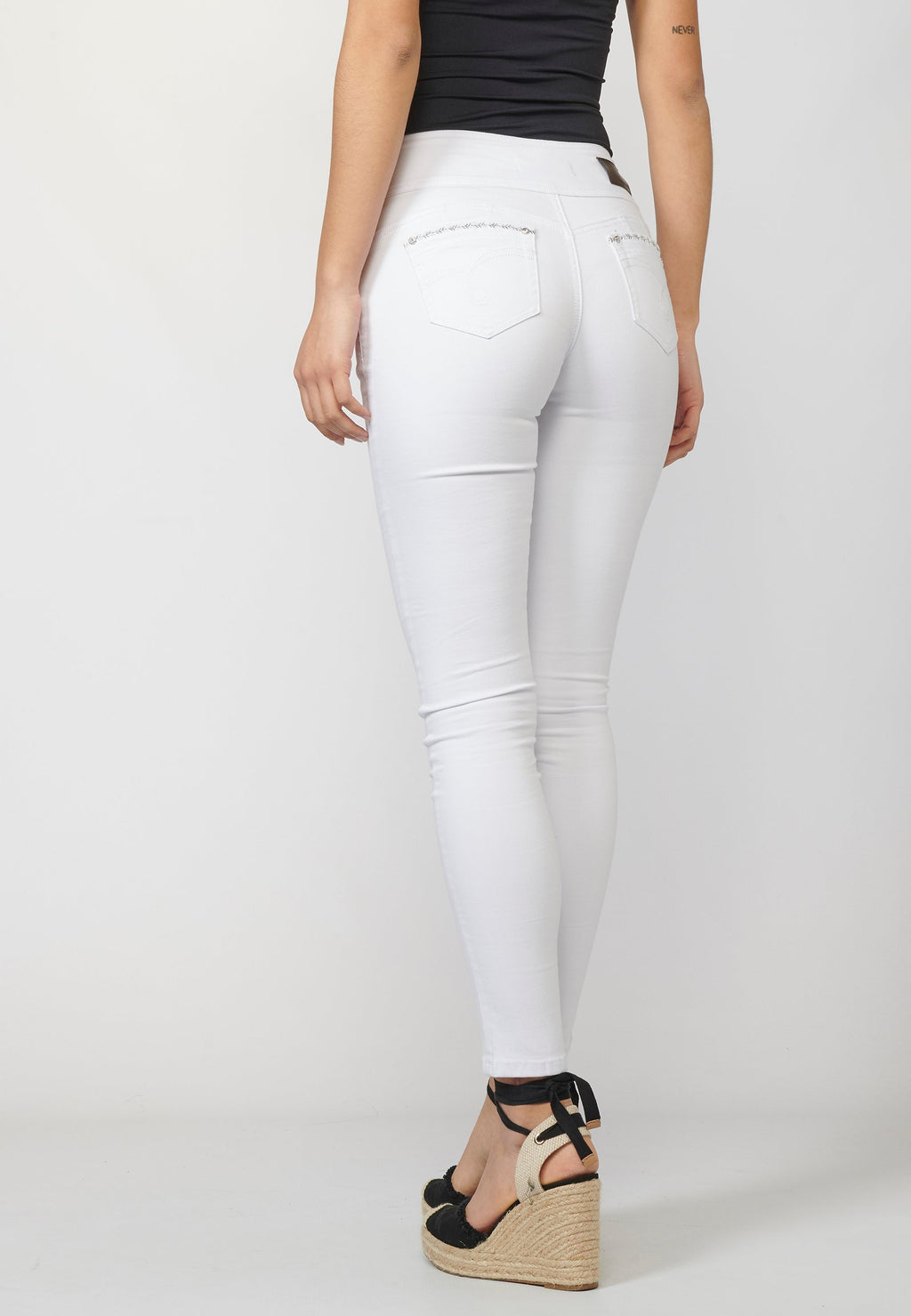 Pantalón de mujer slim fit con detalles bordados en bolsillos y sarga elástica