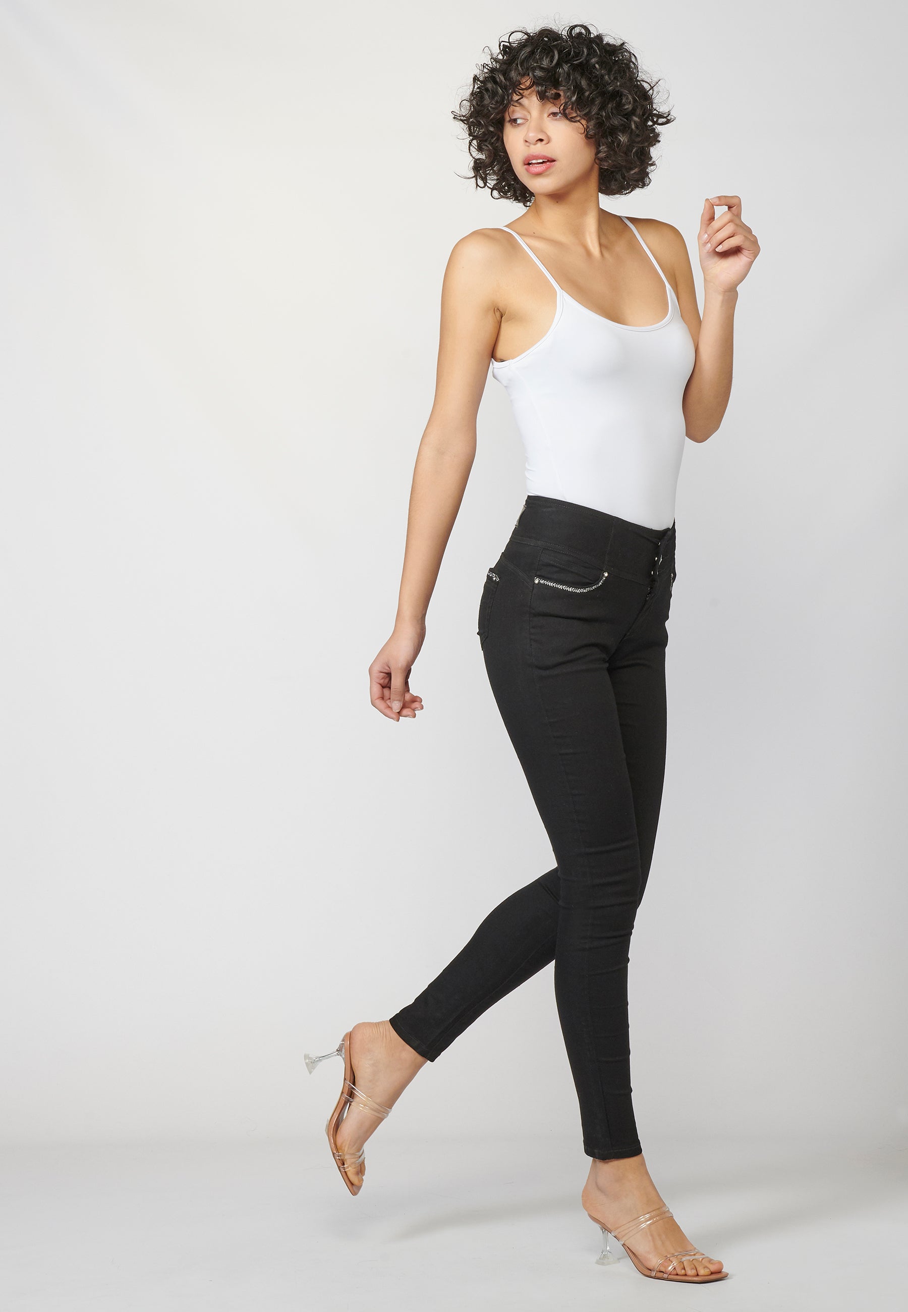Pantalón de mujer slim fit con detalles bordados en bolsillos y sarga elástica