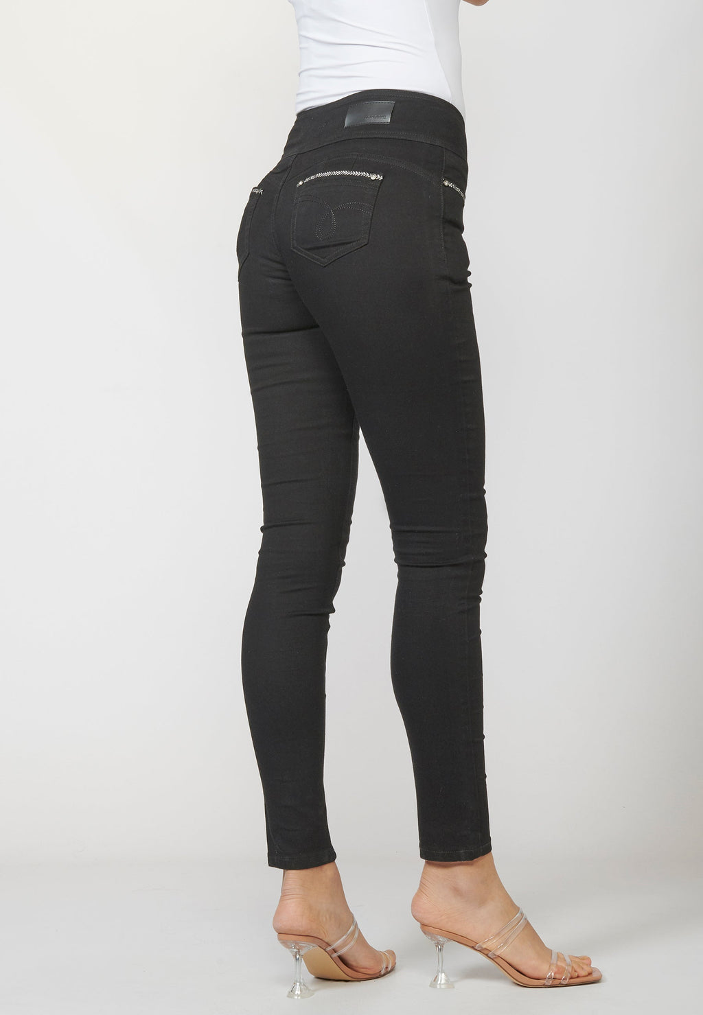 Pantalón de mujer slim fit con detalles bordados en bolsillos y sarga elástica