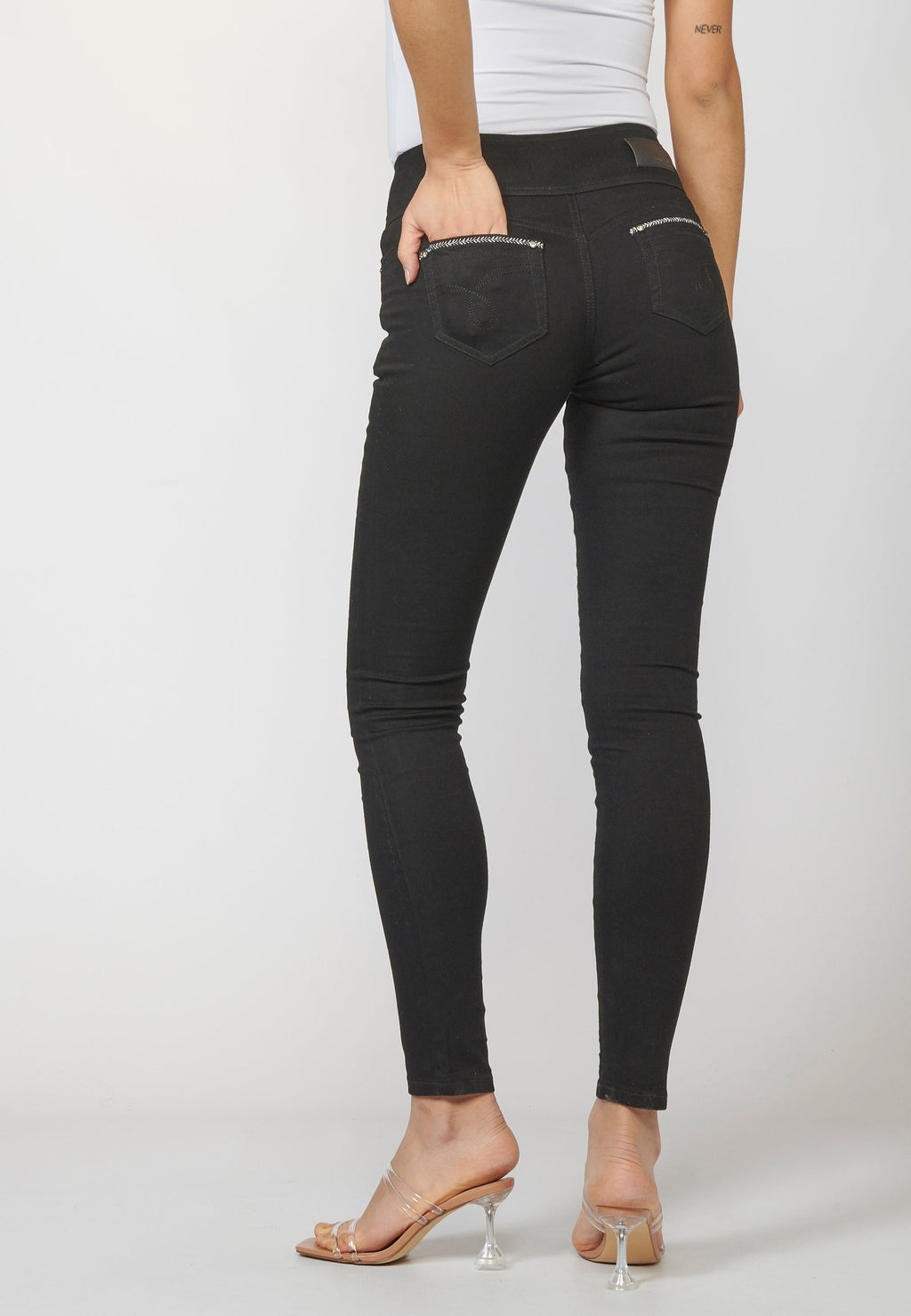 Pantalón de mujer slim fit con detalles bordados en bolsillos y sarga elástica