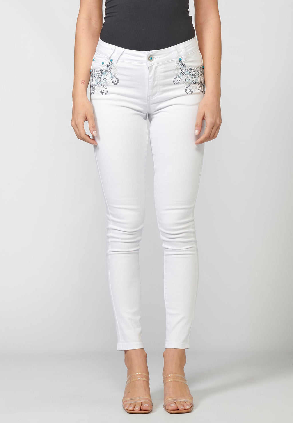 Pantalón de mujer slim fit con detalles bordados en bolsillos y sarga elástica
