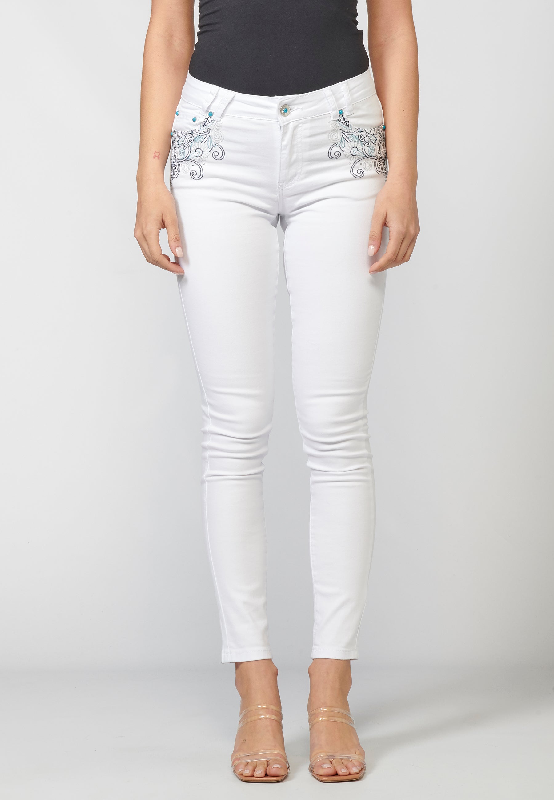 Pantalón de mujer slim fit con detalles bordados en bolsillos y sarga elástica