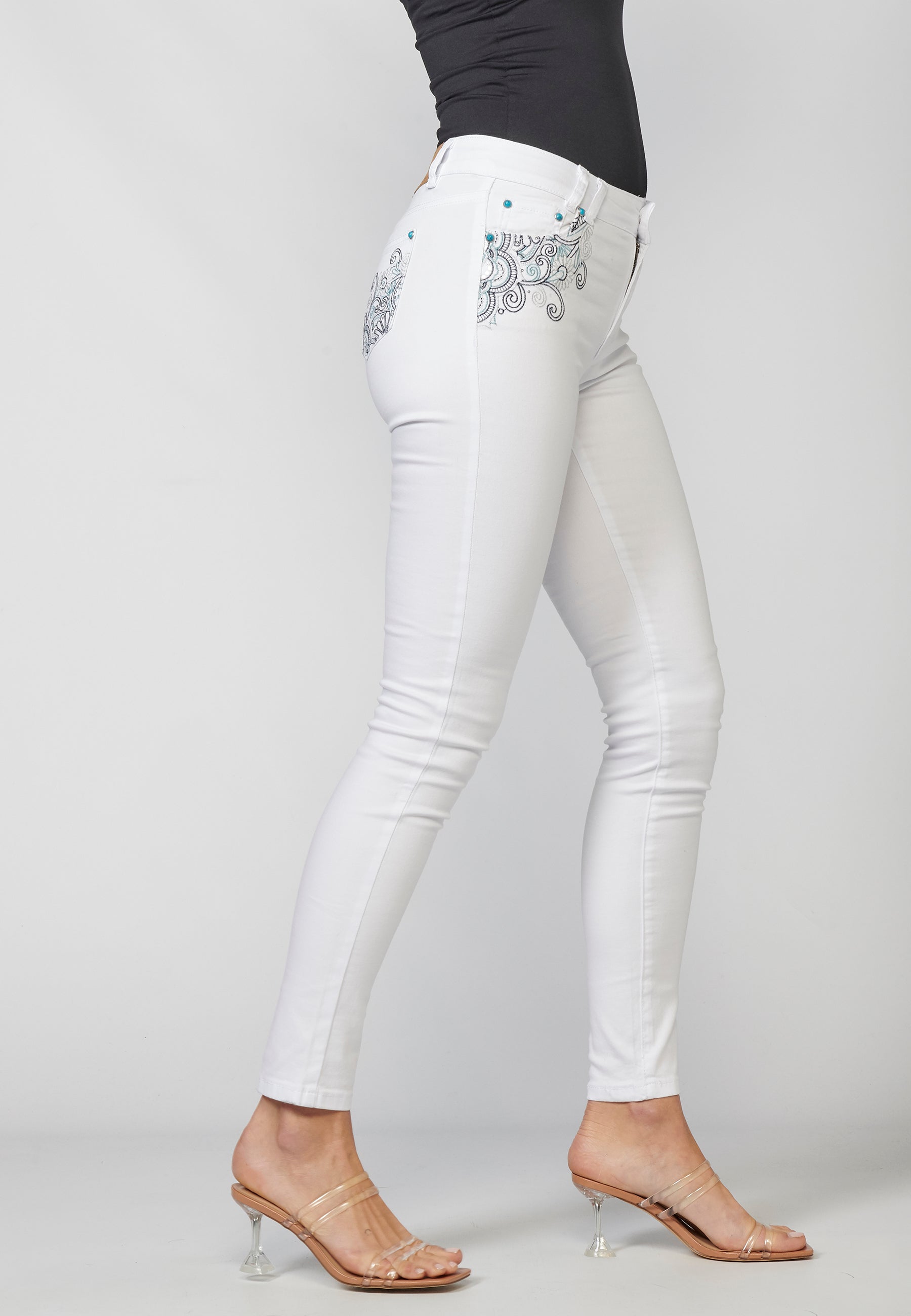Pantalón de mujer slim fit con detalles bordados en bolsillos y sarga elástica