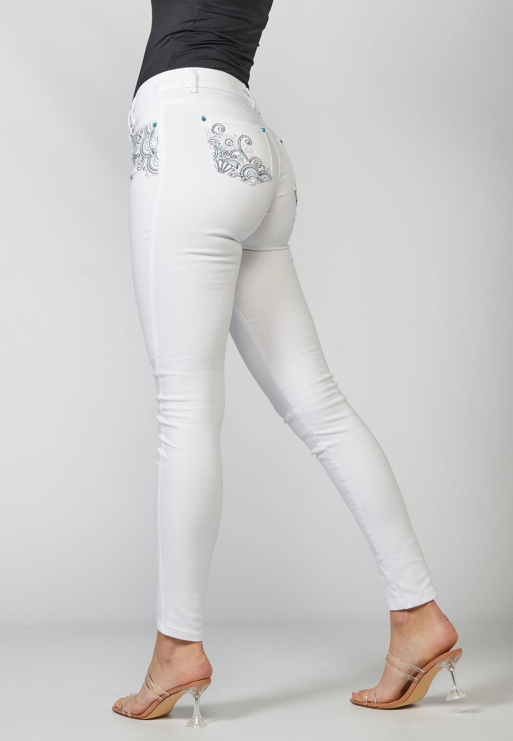 Pantalón de mujer slim fit con detalles bordados en bolsillos y sarga elástica