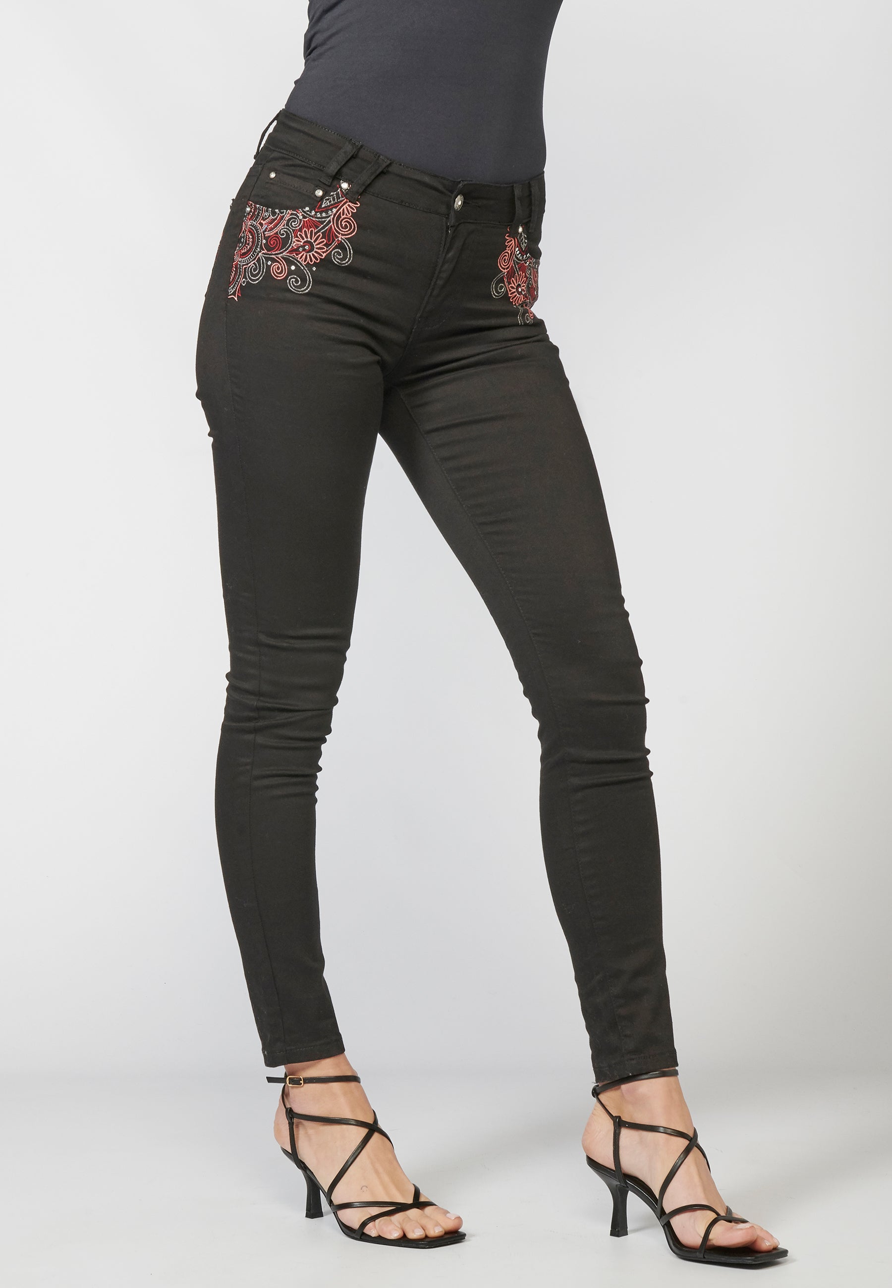 Pantalón de mujer slim fit con detalles bordados en bolsillos y sarga elástica