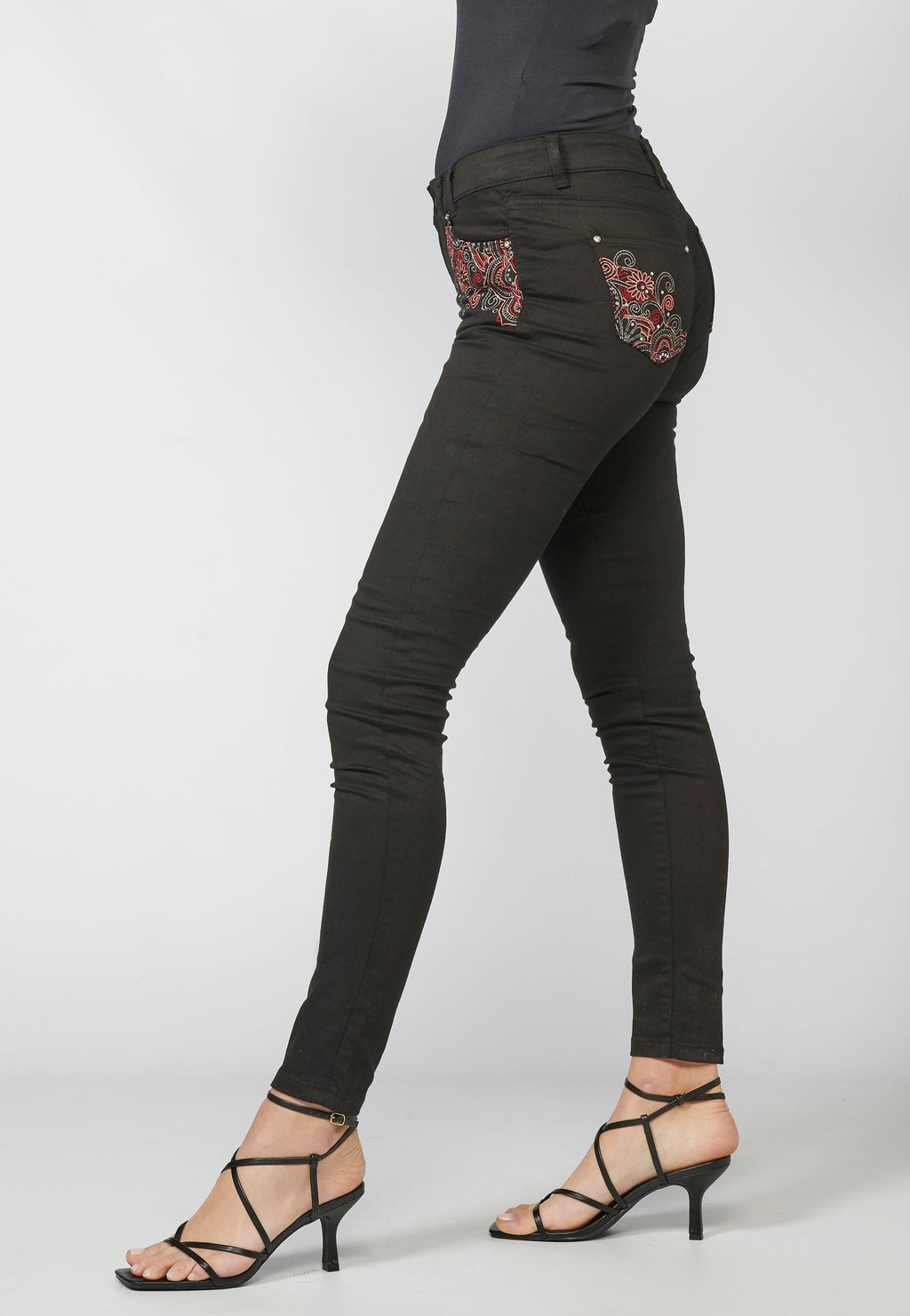 Pantalón de mujer slim fit con detalles bordados en bolsillos y sarga elástica