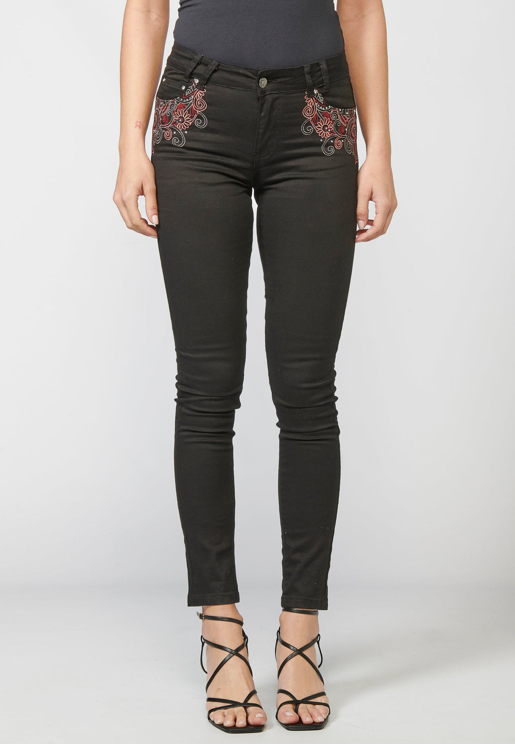 Pantalón de mujer slim fit con detalles bordados en bolsillos y sarga elástica