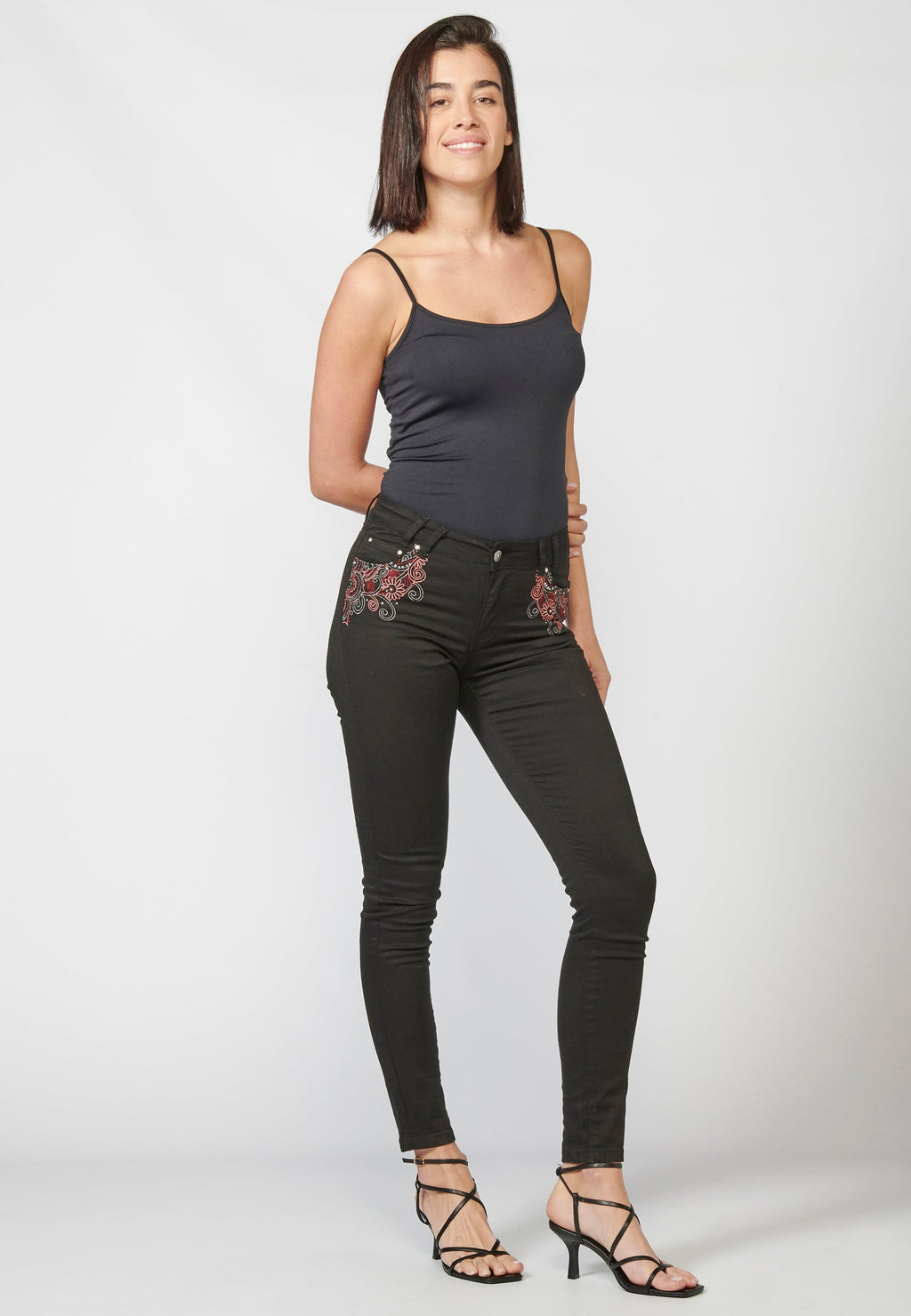 Pantalón de mujer slim fit con detalles bordados en bolsillos y sarga elástica
