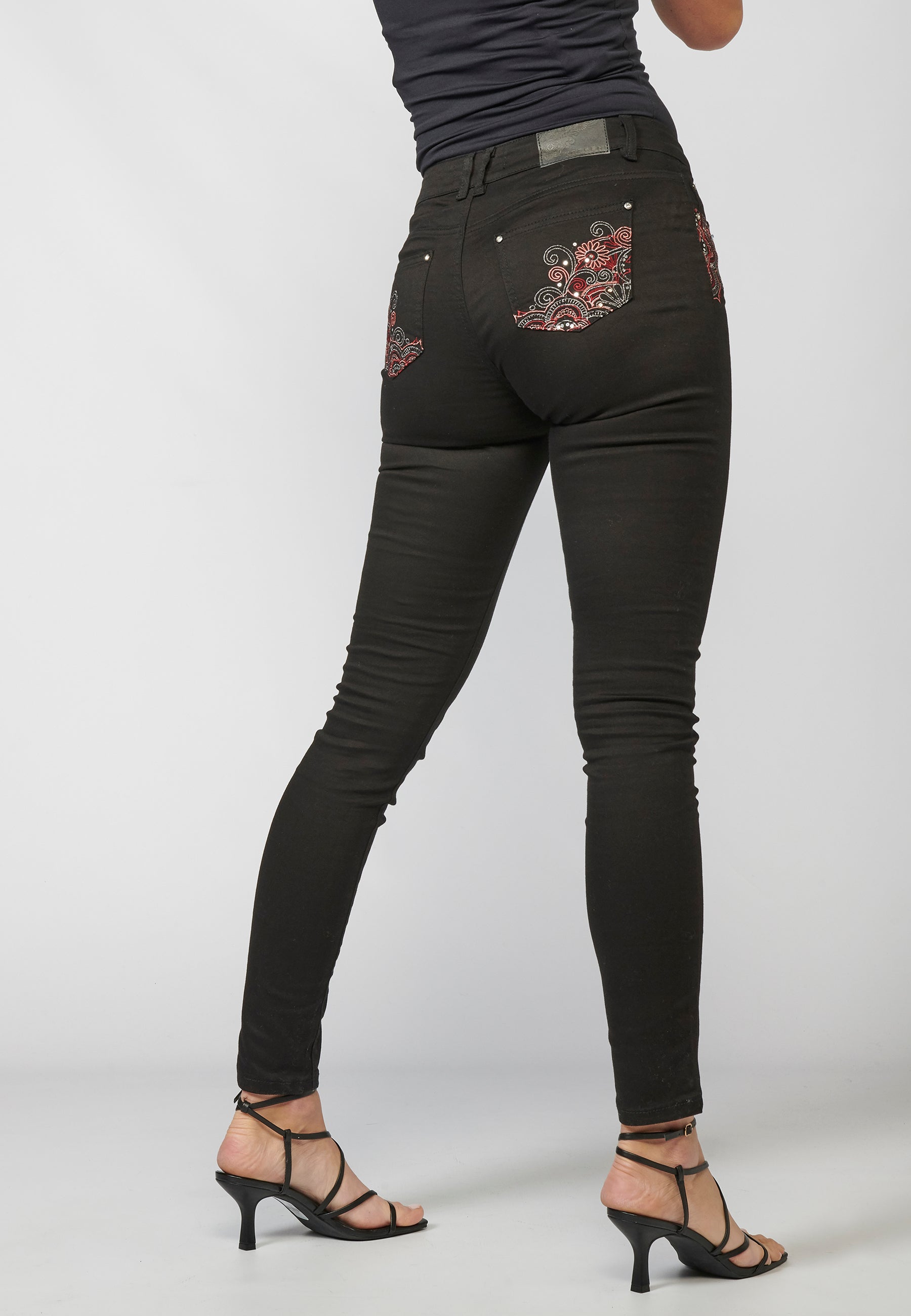 Pantalón de mujer slim fit con detalles bordados en bolsillos y sarga elástica
