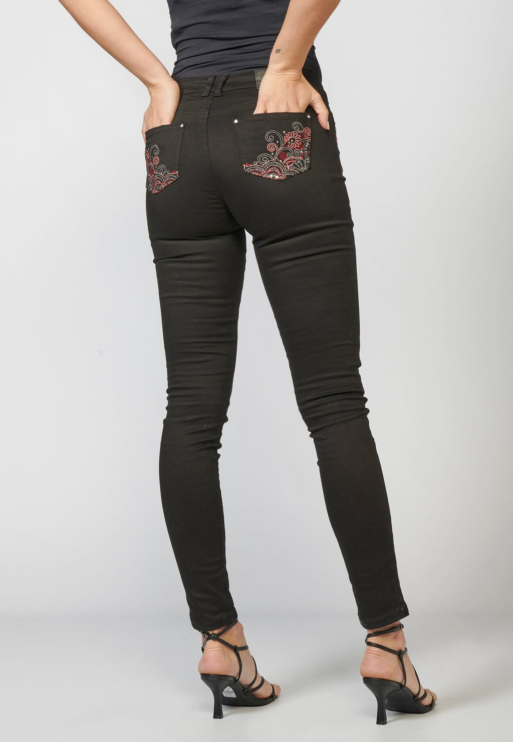 Pantalón de mujer slim fit con detalles bordados en bolsillos y sarga elástica