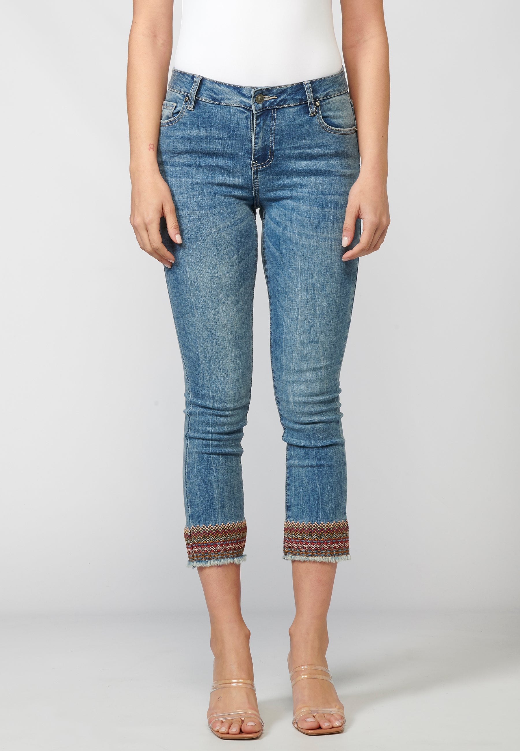 Pantalón de mujer slim fit con detalles bordados en bajos y sarga elástica