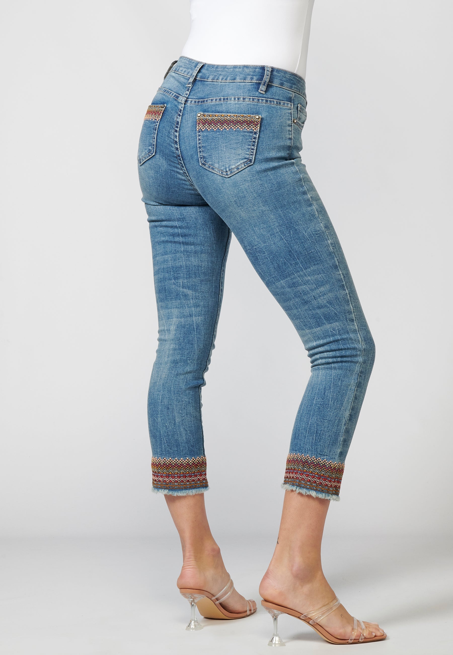 Pantalón de mujer slim fit con detalles bordados en bajos y sarga elástica