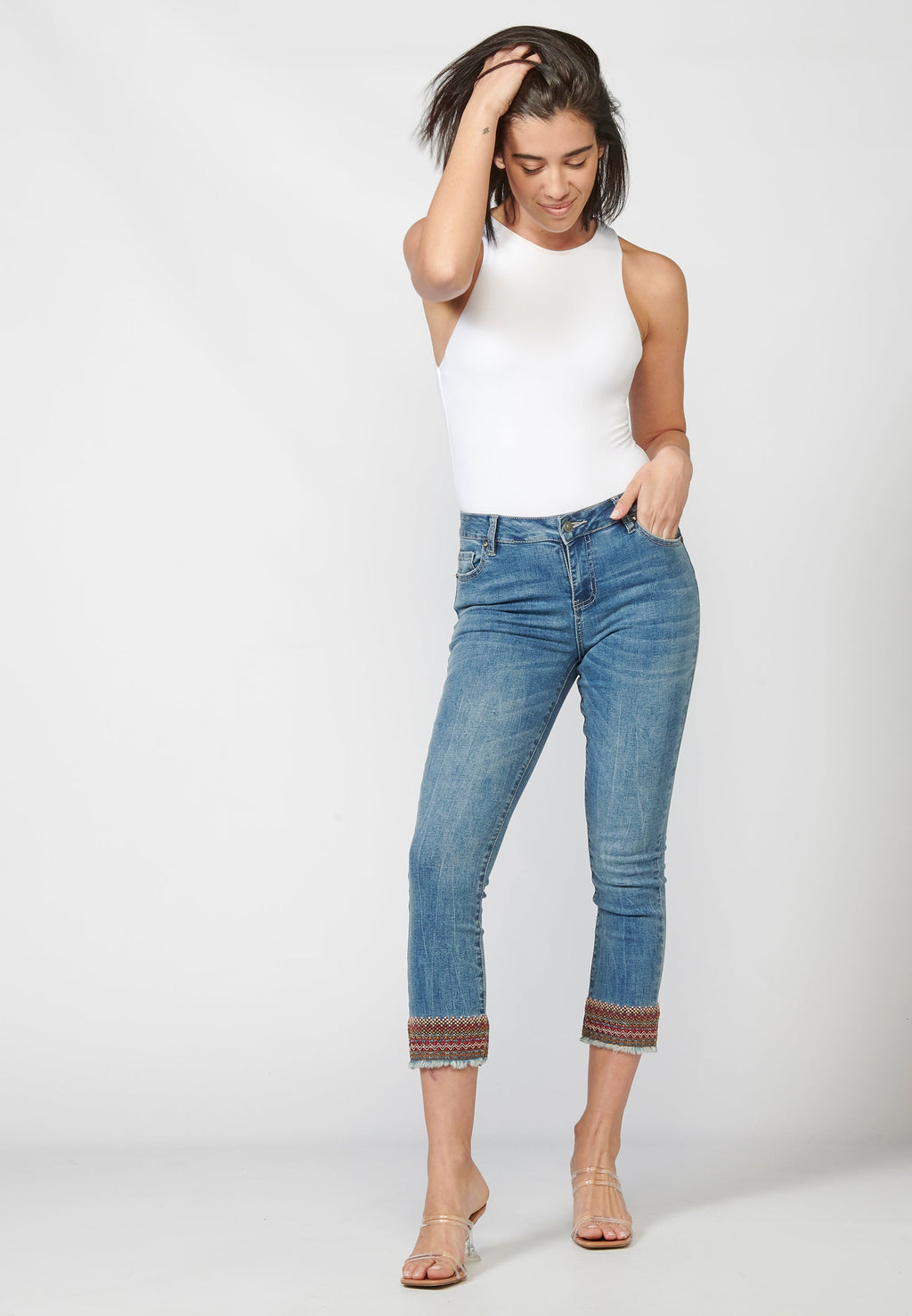 Pantalón de mujer slim fit con detalles bordados en bajos y sarga elástica