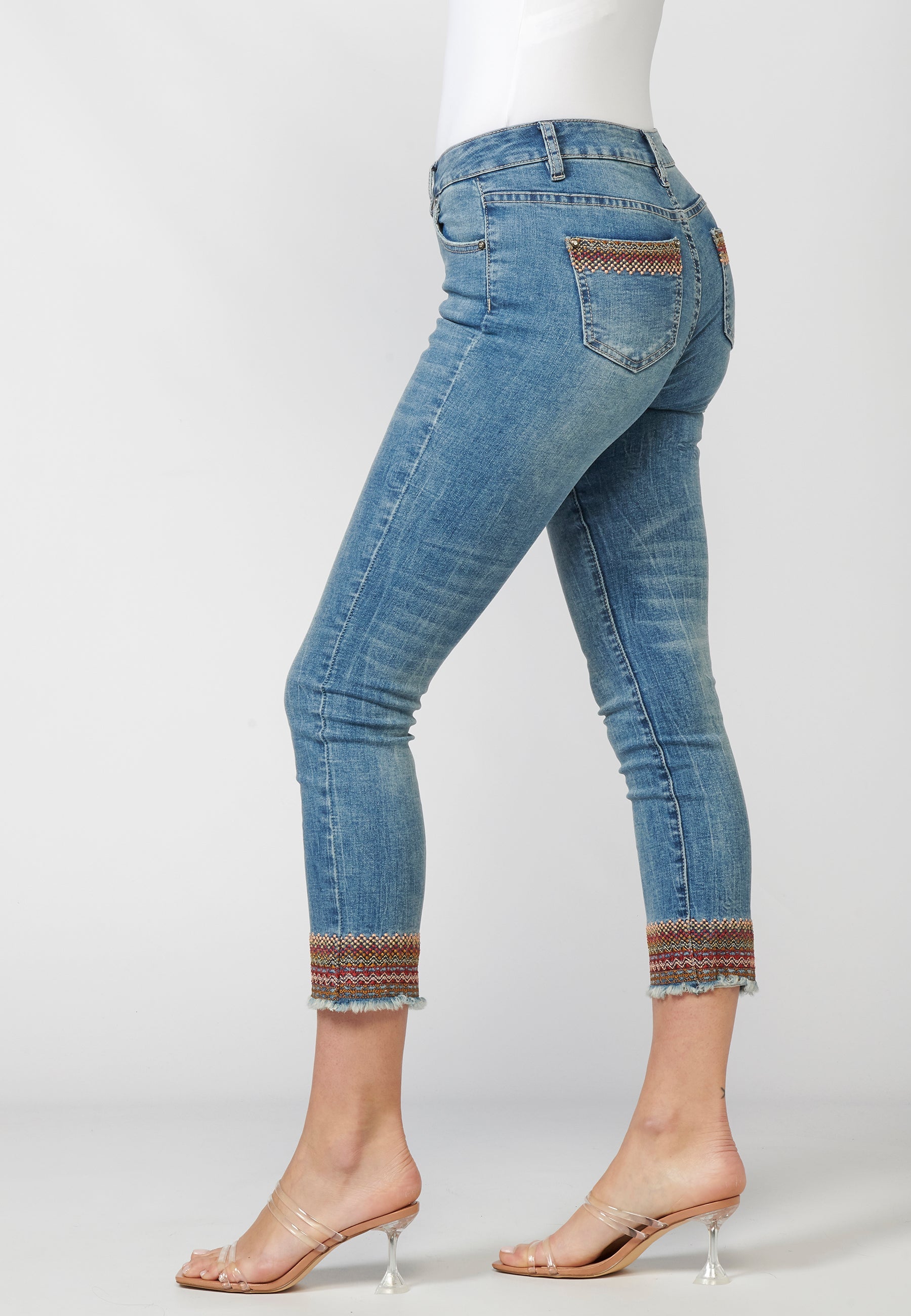 Pantalón de mujer slim fit con detalles bordados en bajos y sarga elástica