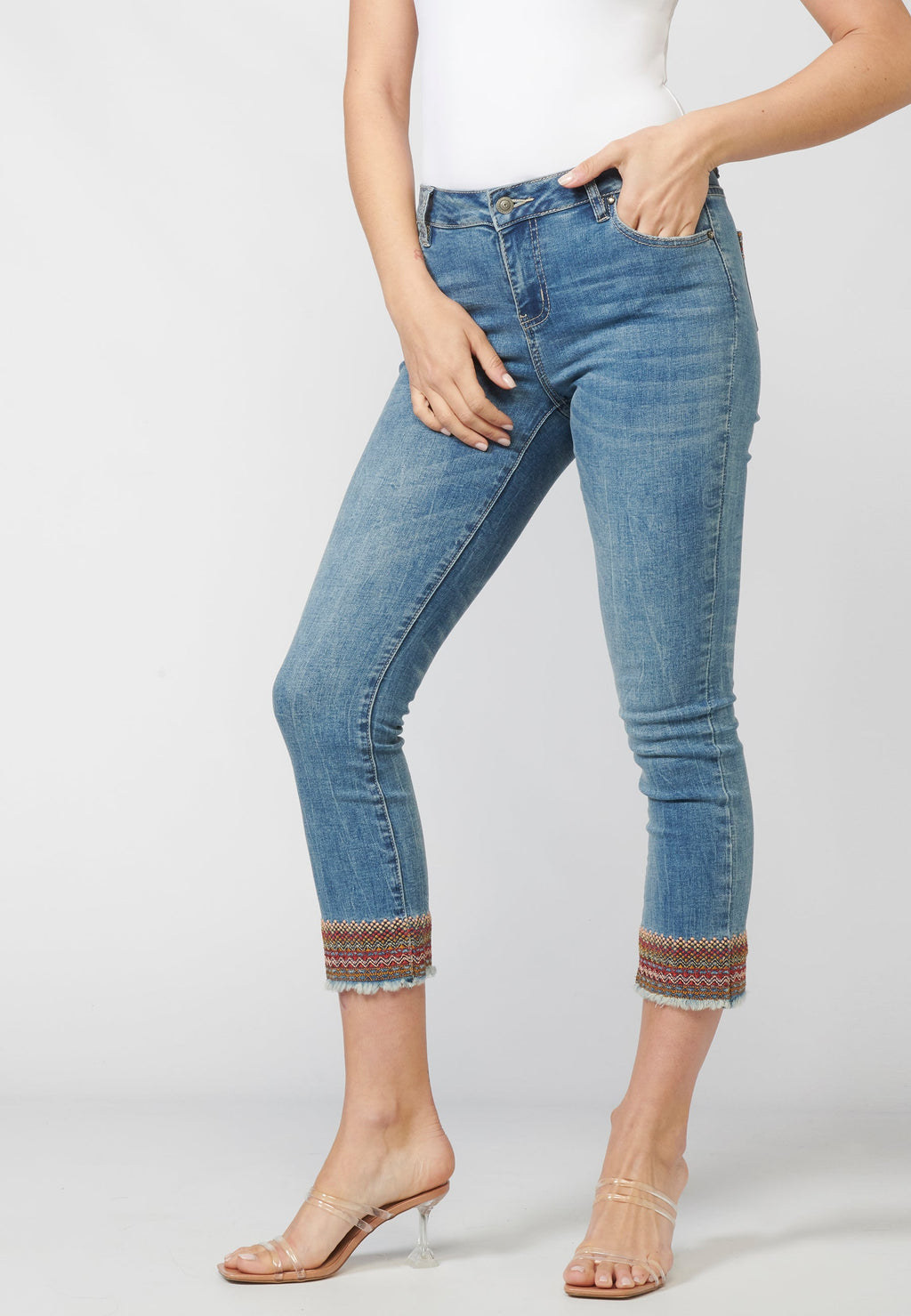 Pantalón de mujer slim fit con detalles bordados en bajos y sarga elástica