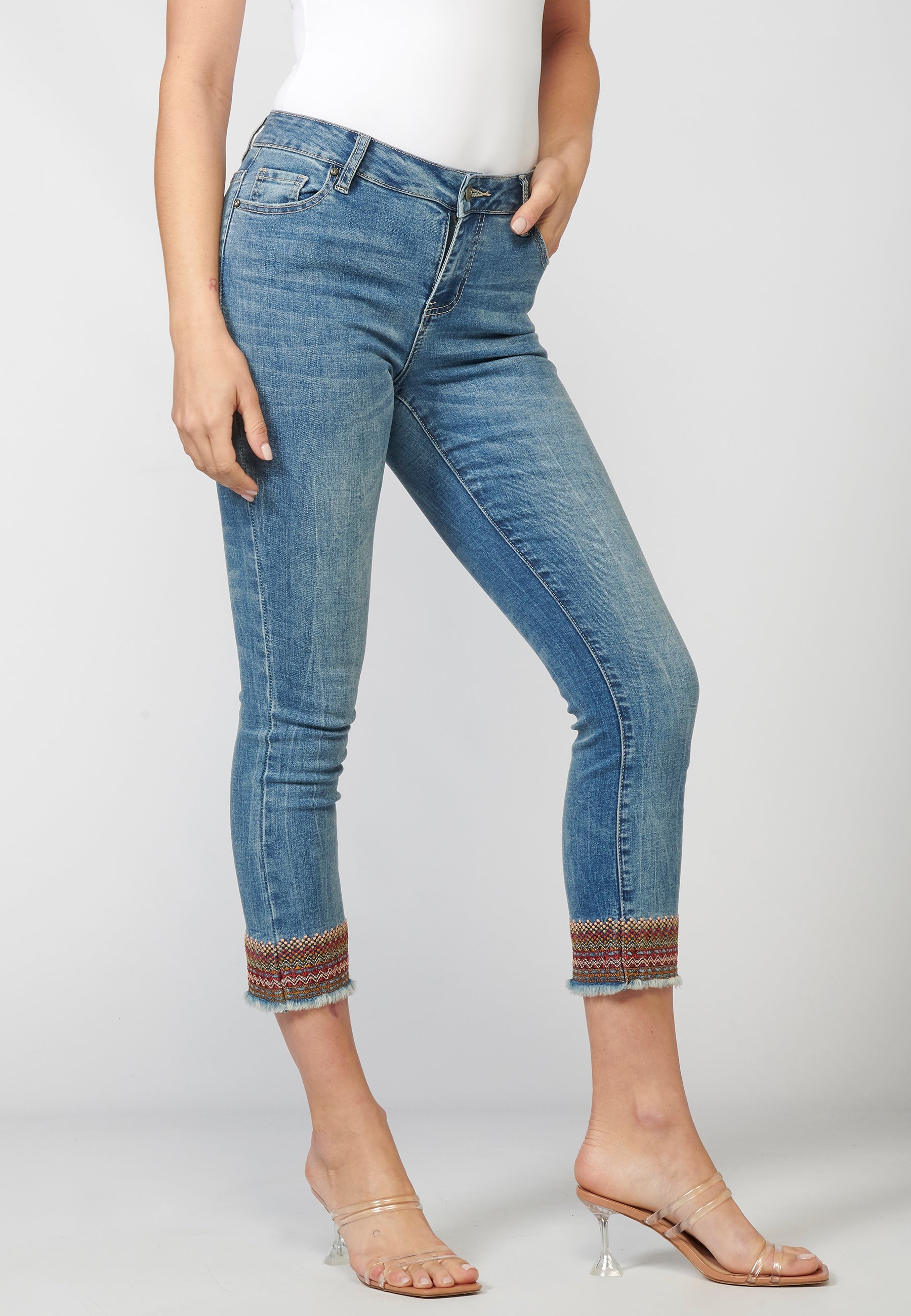 Pantalón de mujer slim fit con detalles bordados en bajos y sarga elástica