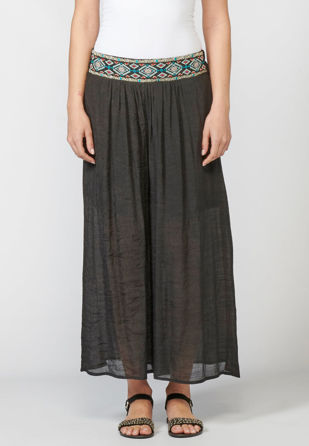 Pantalón de mujer straigth largo elástico con fajín y detalle bordado étnico | look diario