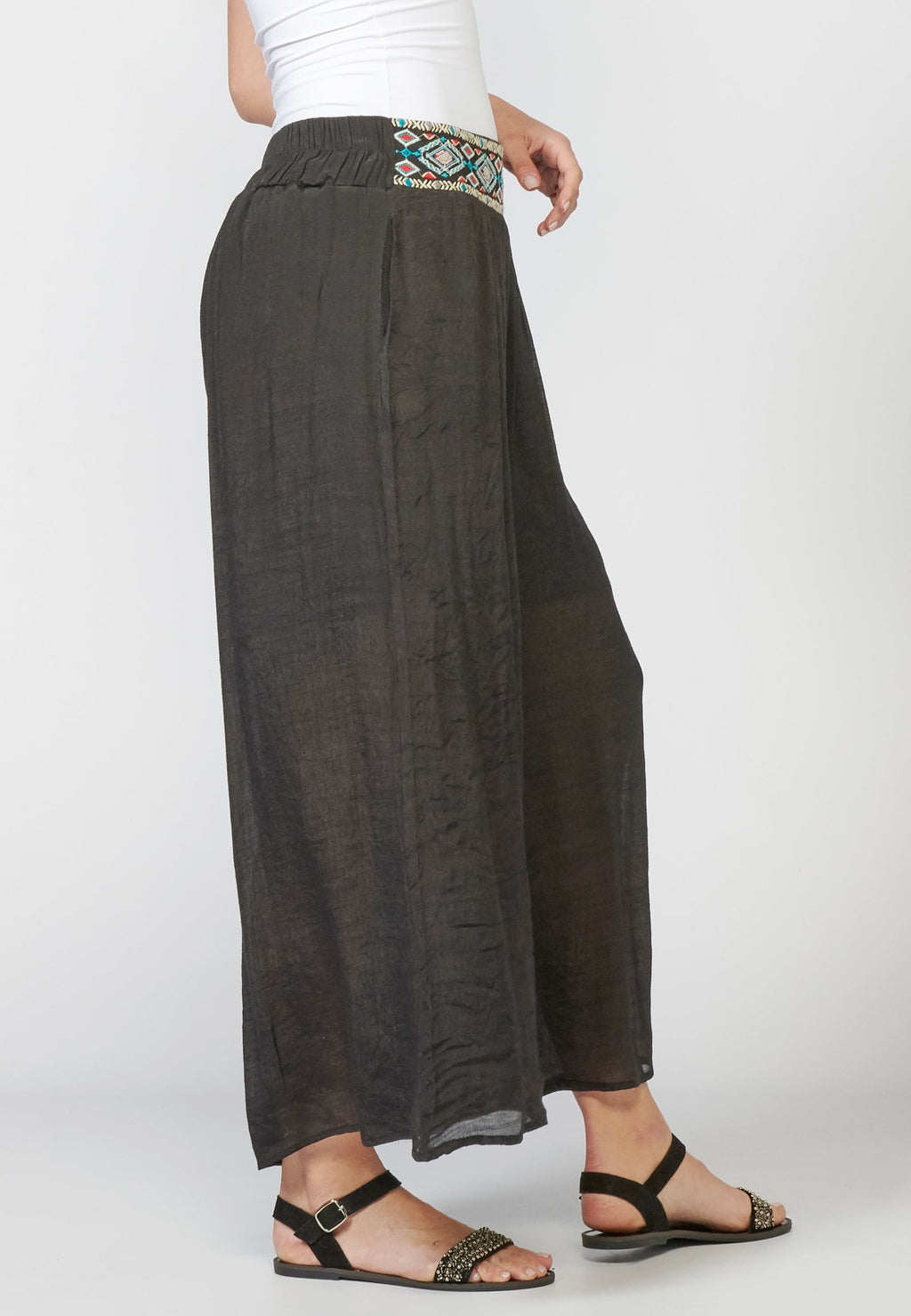 Pantalón de mujer straigth largo elástico con fajín y detalle bordado étnico | look diario