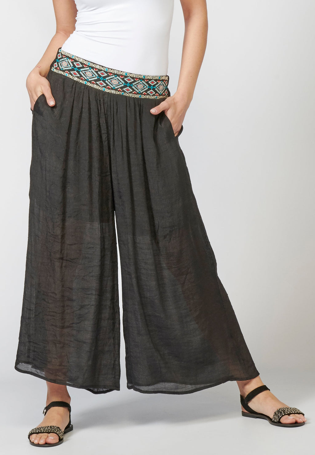 Pantalón de mujer straigth largo elástico con fajín y detalle bordado étnico | look diario