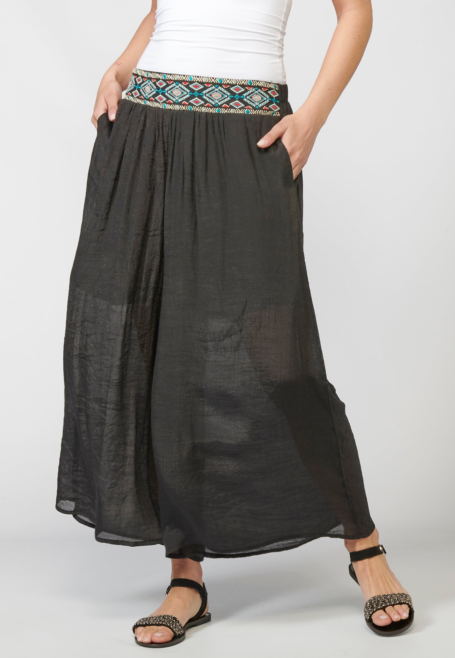 Pantalón de mujer straigth largo elástico con fajín y detalle bordado étnico | look diario