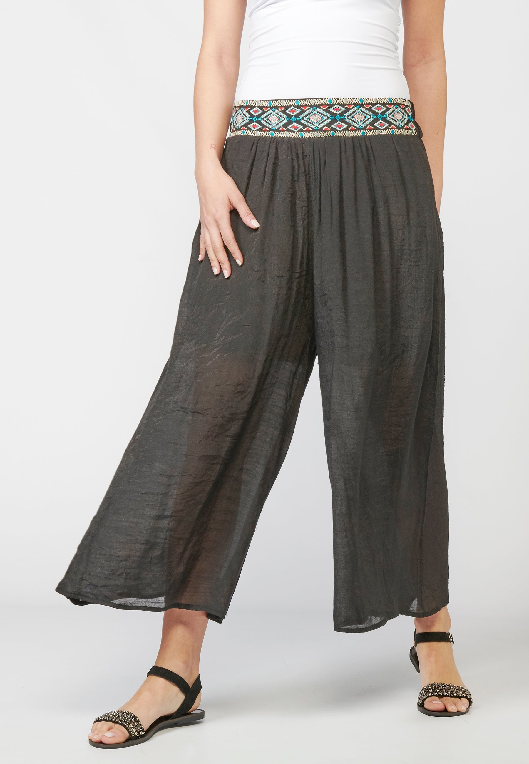 Pantalón de mujer straigth largo elástico con fajín y detalle bordado étnico | look diario