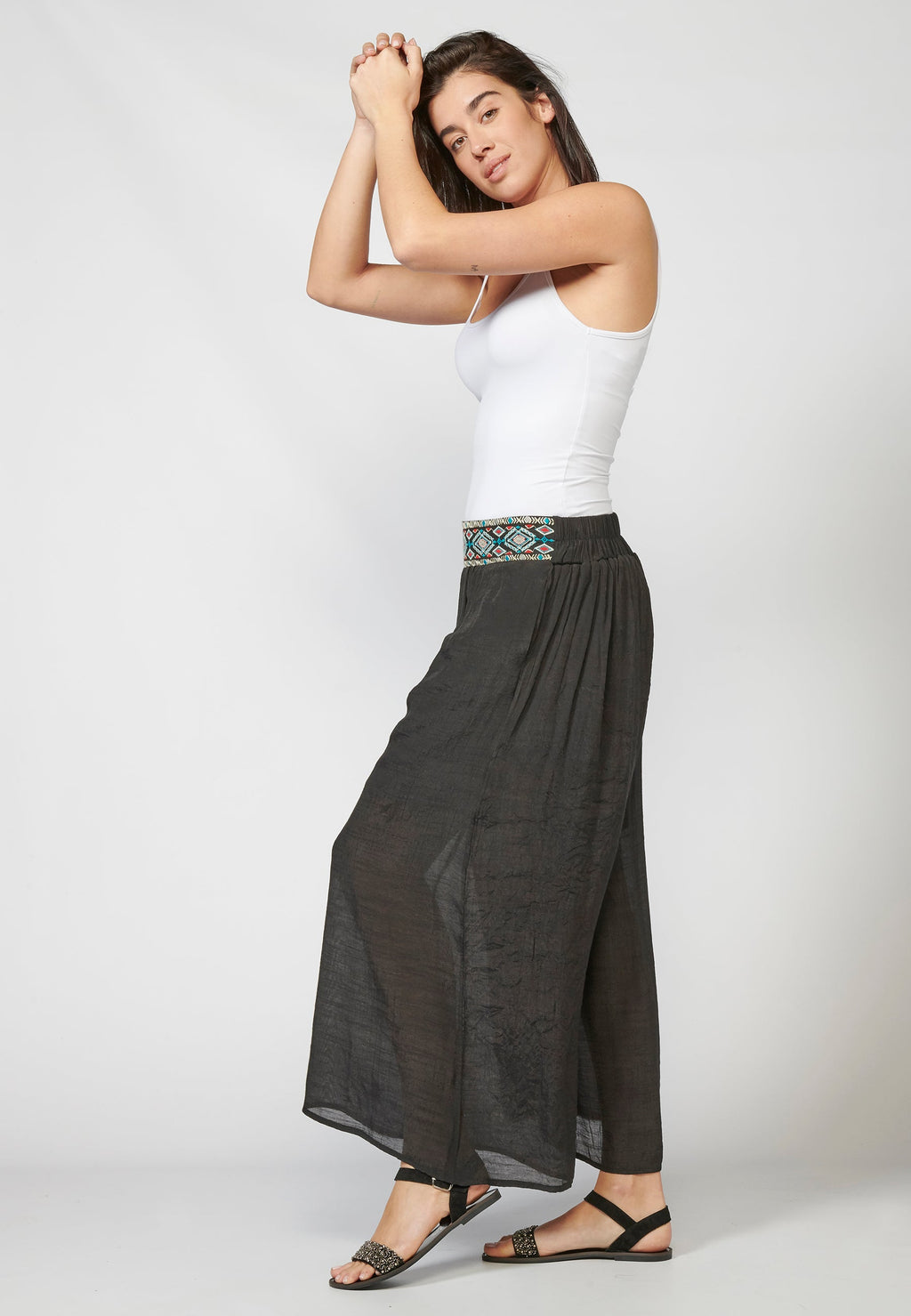 Pantalón de mujer straigth largo elástico con fajín y detalle bordado étnico | look diario