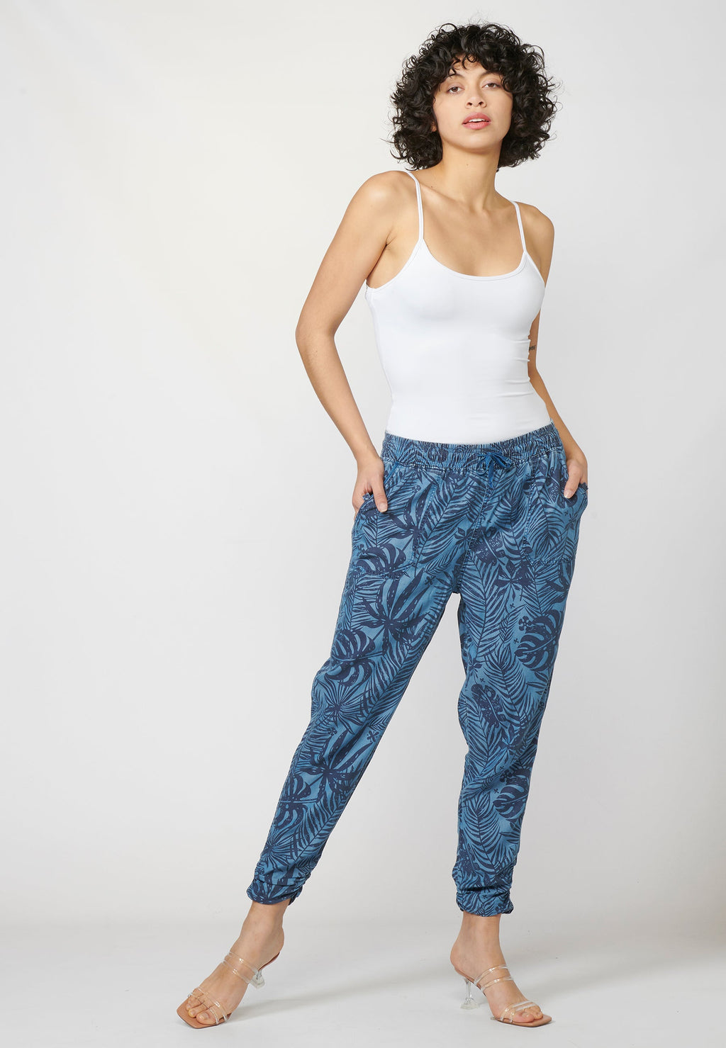 Pantalón de mujer deportivo jogger con estampado tropical y cintura elástica ajustable