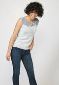 Jersey top tricot sin mangas con cuello barca y detalles calados | moda urbana